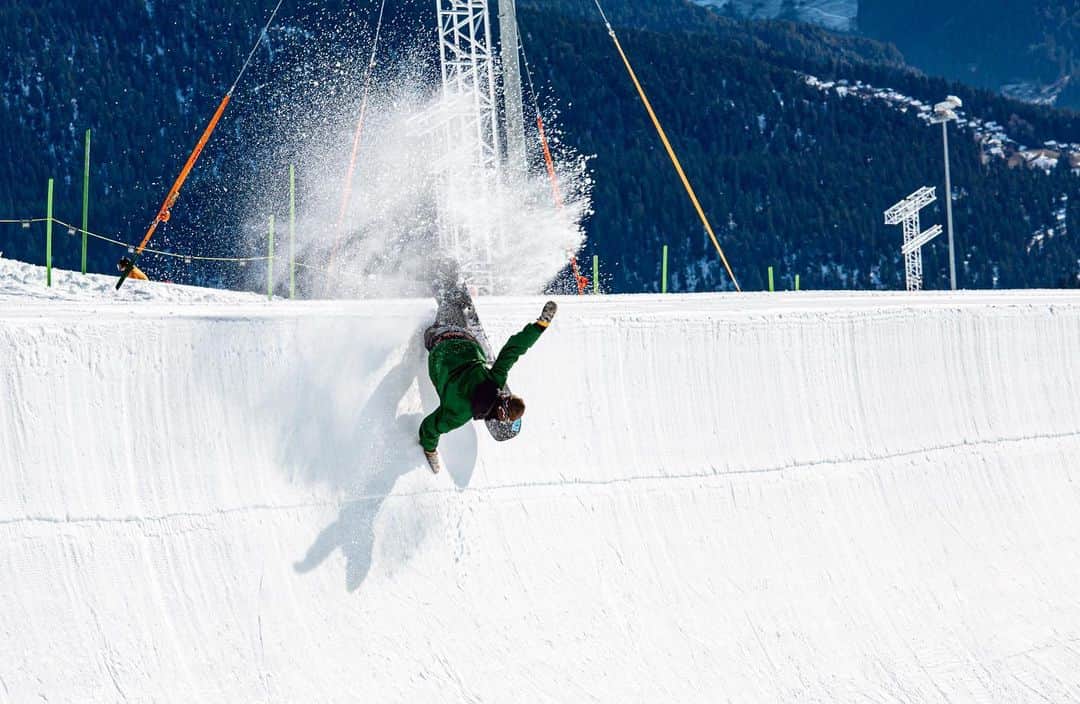 飛田流輝さんのインスタグラム写真 - (飛田流輝Instagram)「Turn and burn baby! 🔥🏄‍♂️🌊 📷 @lee_ponzio  #volcomjapan #laax  #snowboarding #snowboard」1月11日 16時02分 - rukitobita