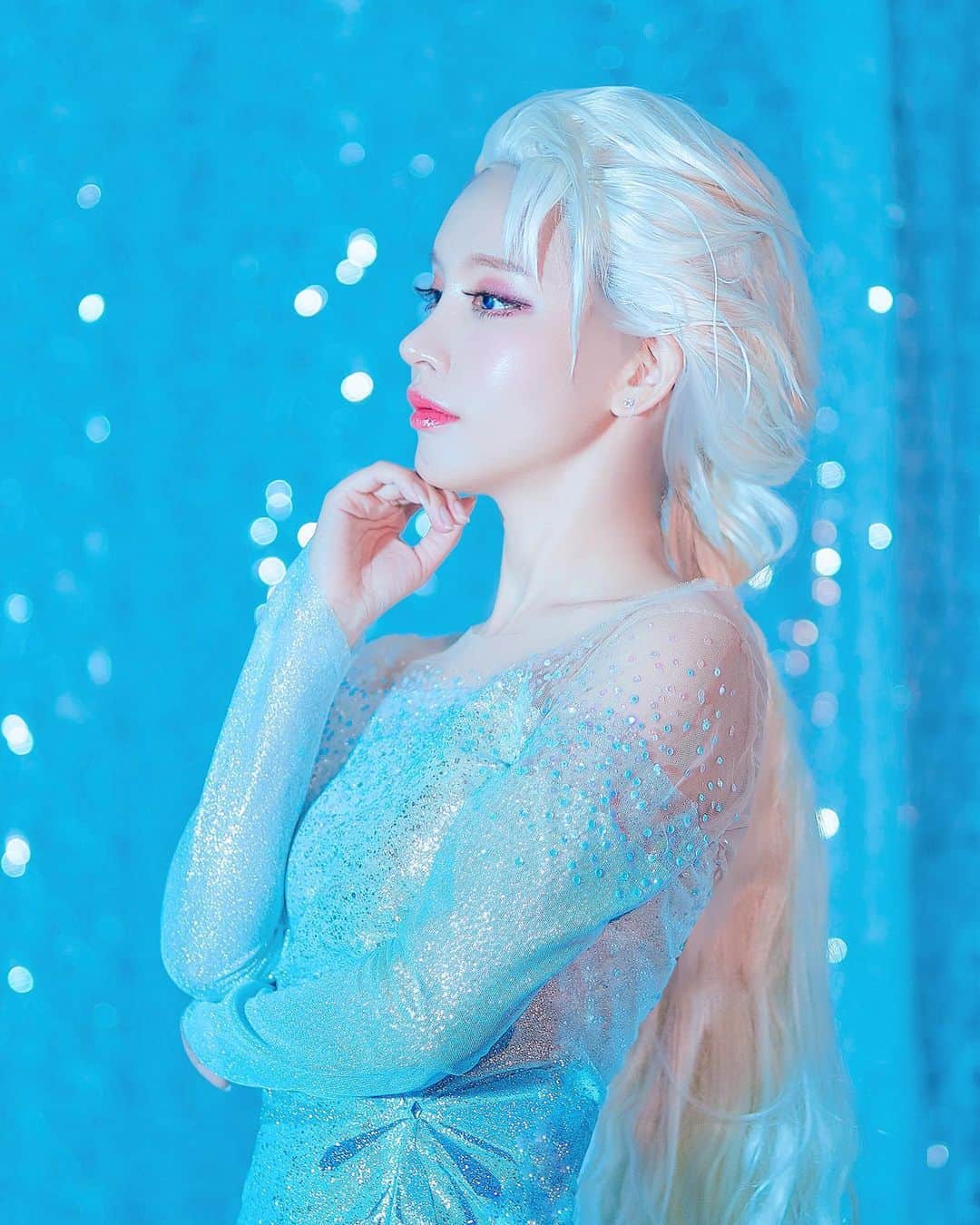 HAIMのインスタグラム：「겨울왕국 엘사❣️ #엘사 #겨울왕국2 #겨울왕국 #Frozen #Elsa #cosplay #elsacosplay」