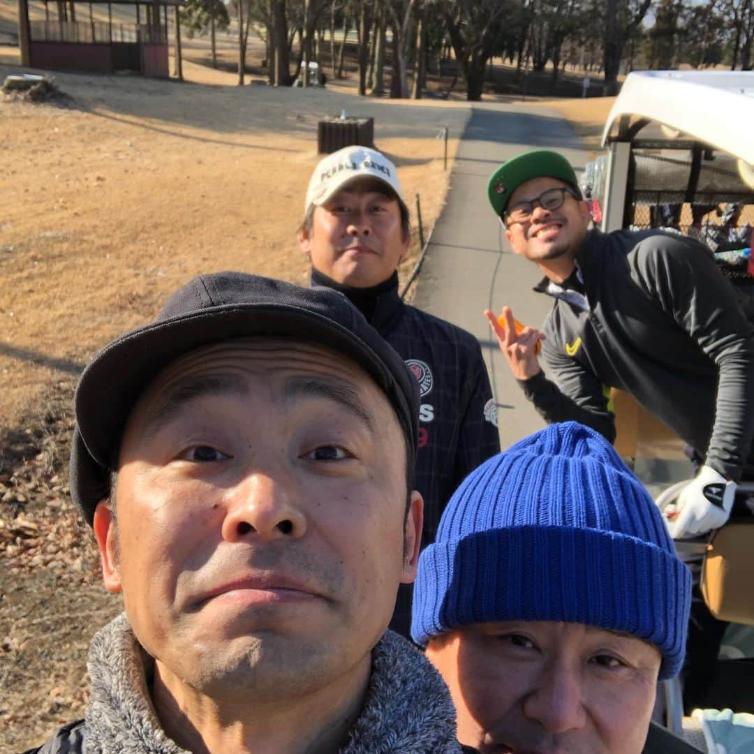 野村浩二のインスタグラム：「兄貴と甥っ子と友達とゴルフに行ってきた。 令和2年も、甥っ子に嫌という程おじさんの偉大さを痛感させるスコアでフィニッシュしてきました。 非常に気分が良いです！」