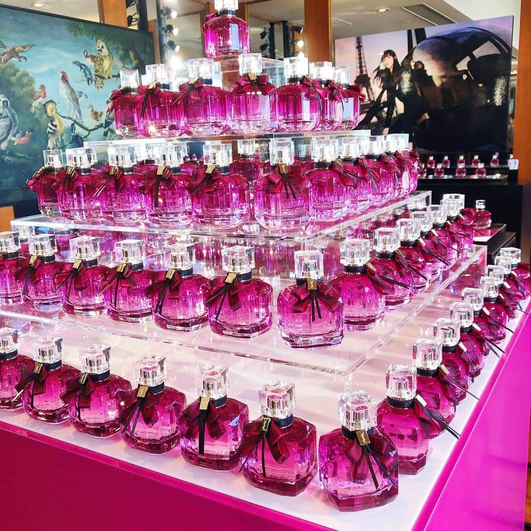 美人百花さんのインスタグラム写真 - (美人百花Instagram)「これはずるい！と叫んでしまった、どツボのルックス😭💓 色気たっぷりの濃密なフューシャピンクのボトルに、香りを嗅ぐ前から