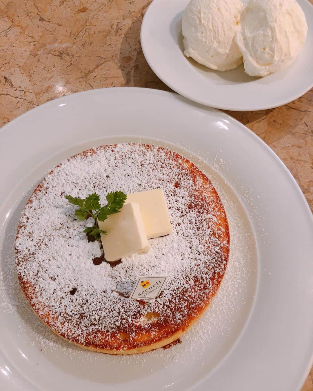 麻生夏子さんのインスタグラム写真 麻生夏子instagram 年に多くて2回ほど食べたくなるパンケーキ 私にしてはかなり珍しい この前そのタイミングが訪れたので 友達に付き合ってもらいました このパンケーキを半分こ シンプルが一番好き パン