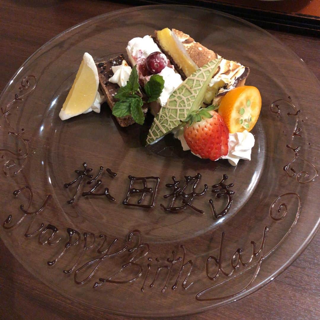 松田遼馬のインスタグラム：「誕生日でした🎉 プレゼントやお祝いのお言葉ありがとうございました^ ^ 夕食会場でホテルの方からもらった写真です^ ^」