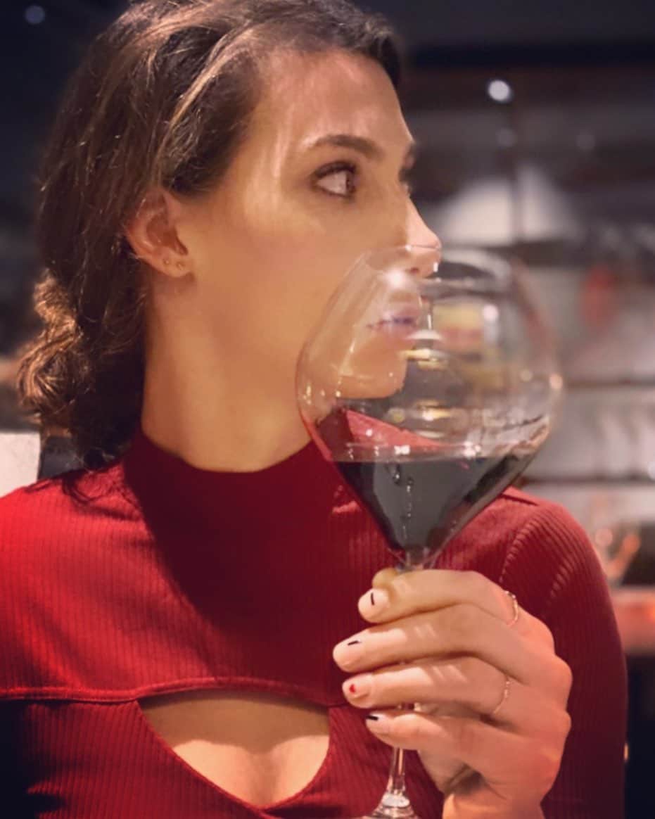 ロビン・デクライフのインスタグラム：「The glass is basically as big as my head.. and that’s just how I like it 💁🏻‍♀️🍷 #SantaVinotino」