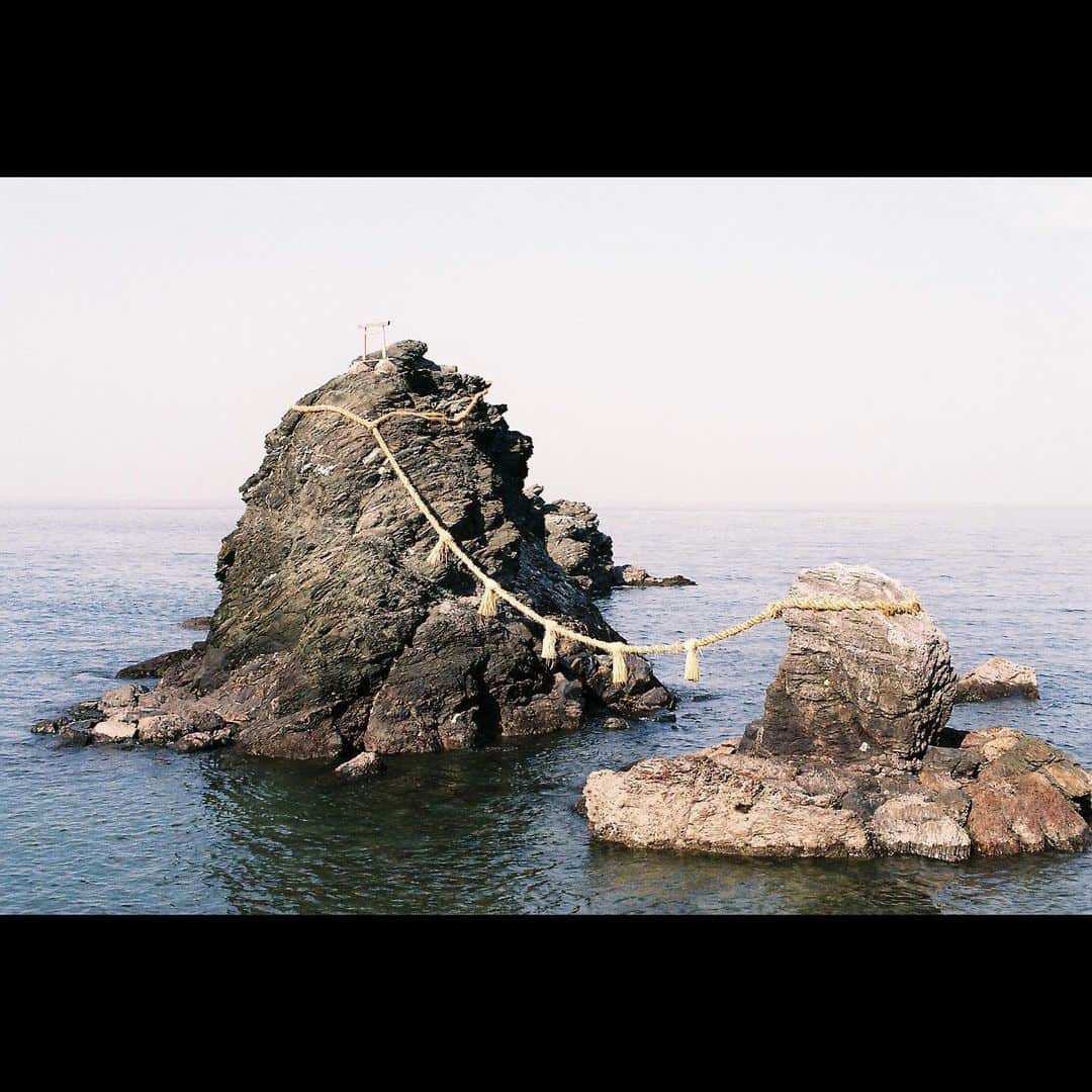 長谷川大のインスタグラム：「地元の二見興玉神社の夫婦岩。 ここのおみくじは結構当たると思います。 ちょっと怖いです。  #二見興玉神社 #伊勢市 #二見  #夫婦岩 #フィルムカメラ  #フィルム写真 #filmcamera」