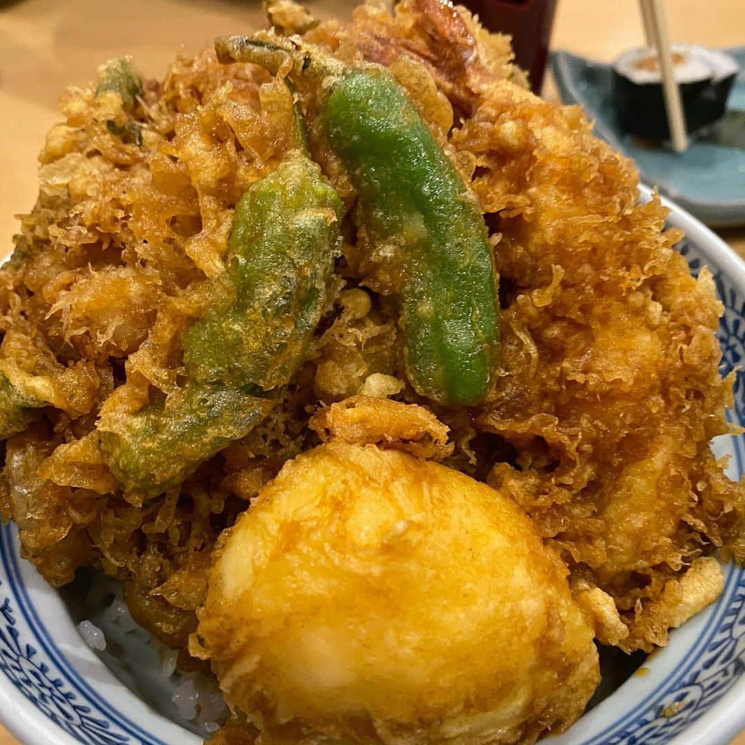 湯浅洋のインスタグラム：「#天丼 太っても良いと思って食べてしまう、 やっぱり美味しい^ ^」