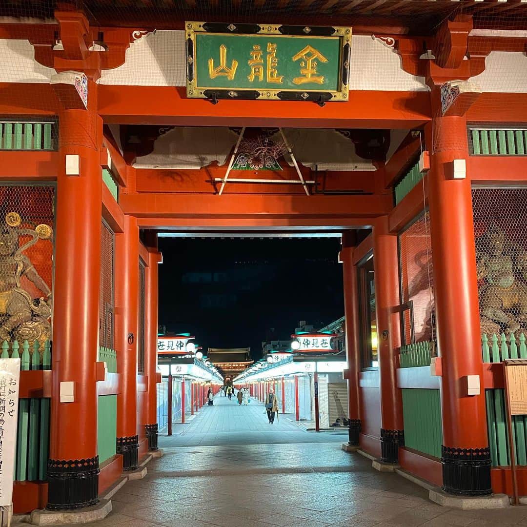 湯浅洋のインスタグラム：「#東京 #浅草の #浅草寺では #雷門の大提灯が張り替え作業のために７年ぶりに取り外されてました。」