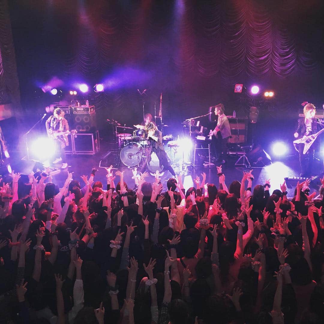 アンドー!のインスタグラム：「久々のキネマ倶楽部！ 一体感がすごい！ #東京キネマ倶楽部 #Rayflower #ライブ」