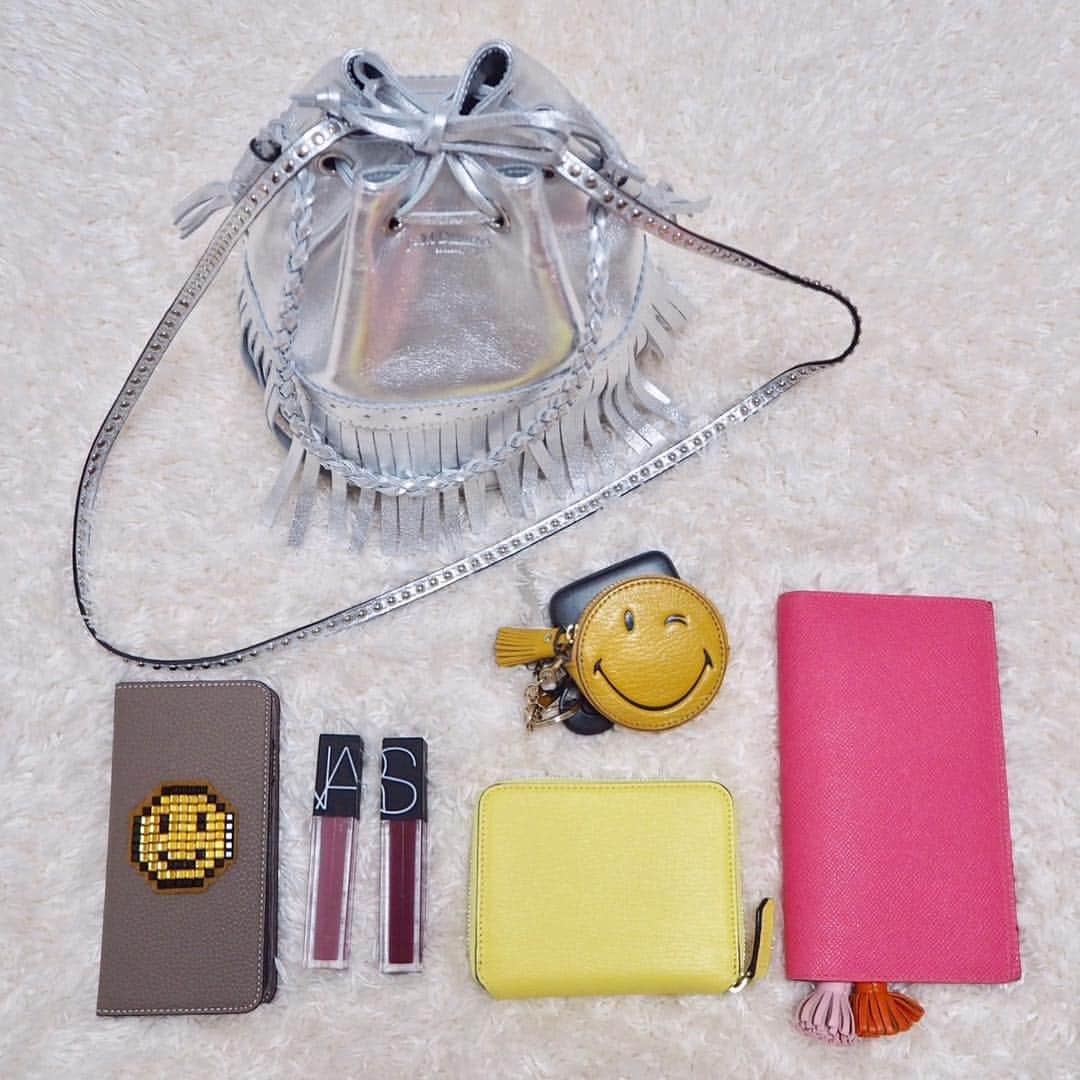 星玲奈さんのインスタグラム写真 - (星玲奈Instagram)「小さいバッグのときの持ち物😊 お財布を小さくしたら、ミニバッグがとっても快適