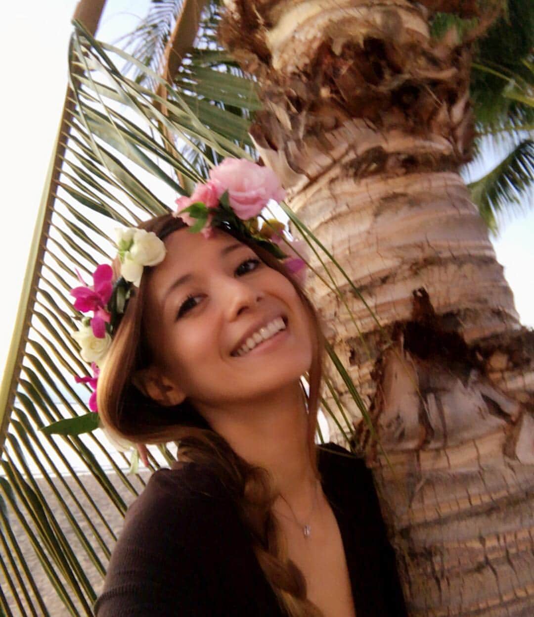 吉川ひなのさんのインスタグラム写真 - (吉川ひなのInstagram)「HINANOって、ハワイ語で『宝物』って意味なんだ❤︎ タヒチ語でHINANOは、とっても言いづらいけど、『可愛い女の子』って意味👅 ふふふ❤︎ 今日の花冠も、もちろんKacoちゃん @kaco369 作🌷🌹🥀🌻🌼🌸🌺 #HINANO #宝物 #ハワイ語 #花冠」1月4日 14時01分 - hinanoyoshikawa