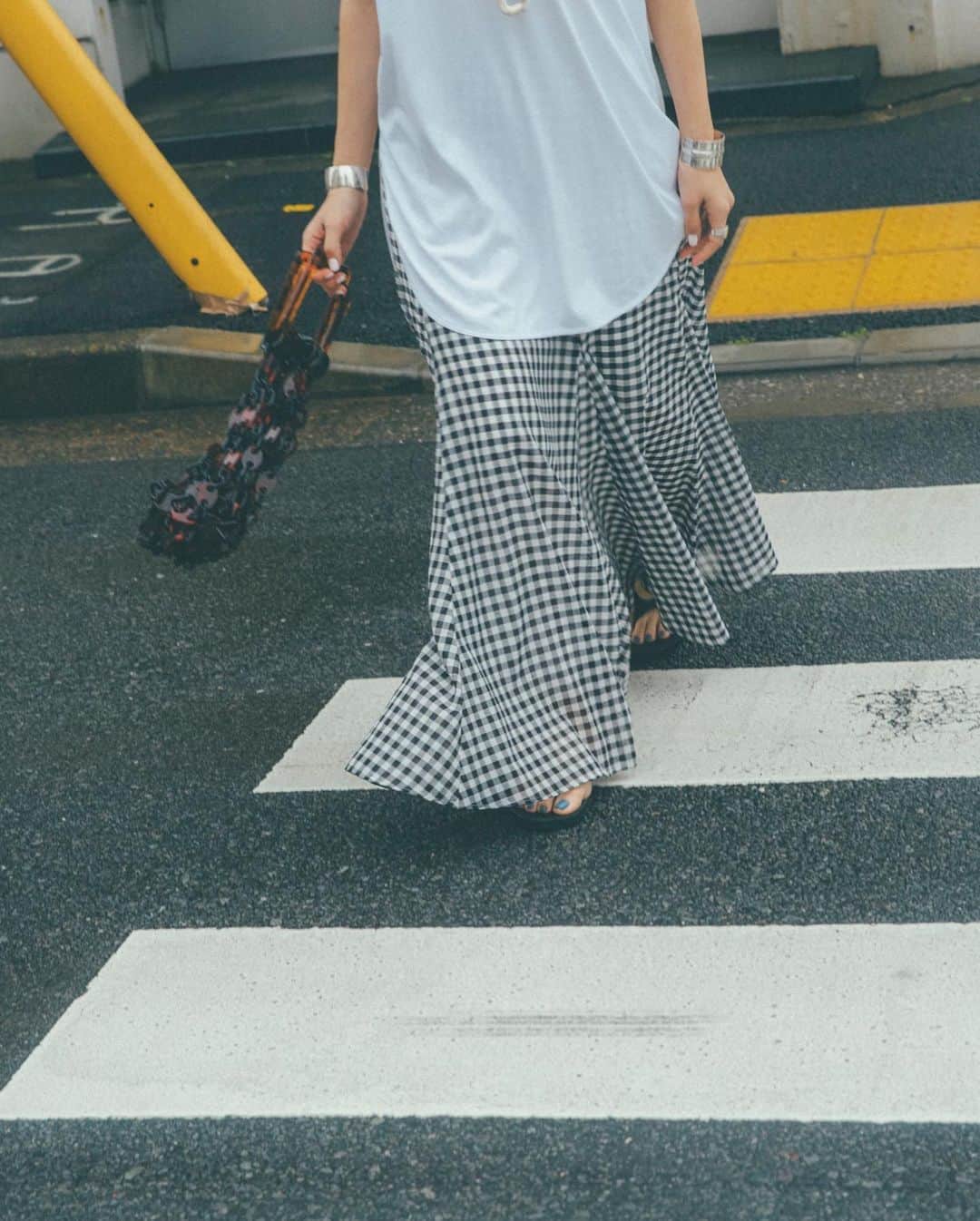 高山都さんのインスタグラム写真 - (高山都Instagram)「二面性のある服。 白と黒…少女と女、前と後ろ…オンとオフ…ふたつの顔を持つ
