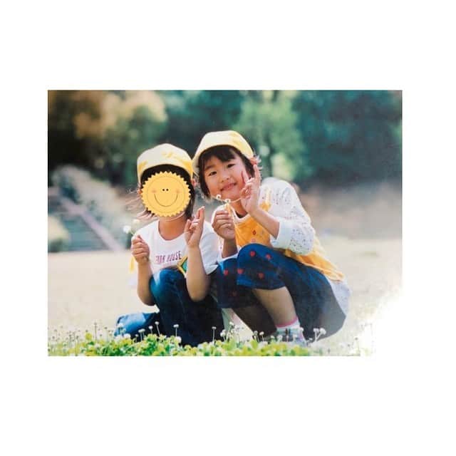 小川愛里奈のインスタグラム：「#幼少期👶🧒 #2枚目の写真はピースしてるつもりだけどできてない😂笑  #1日限定  #いいねトラップ」