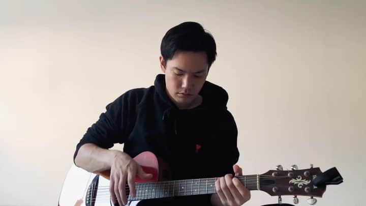長谷川大のインスタグラム：「めちゃめちゃ久しぶりにアコギを弾きました、、、 ギコチナイ…。 #中川イサト #ramonnoki #アコースティックギター #おうちasobi」