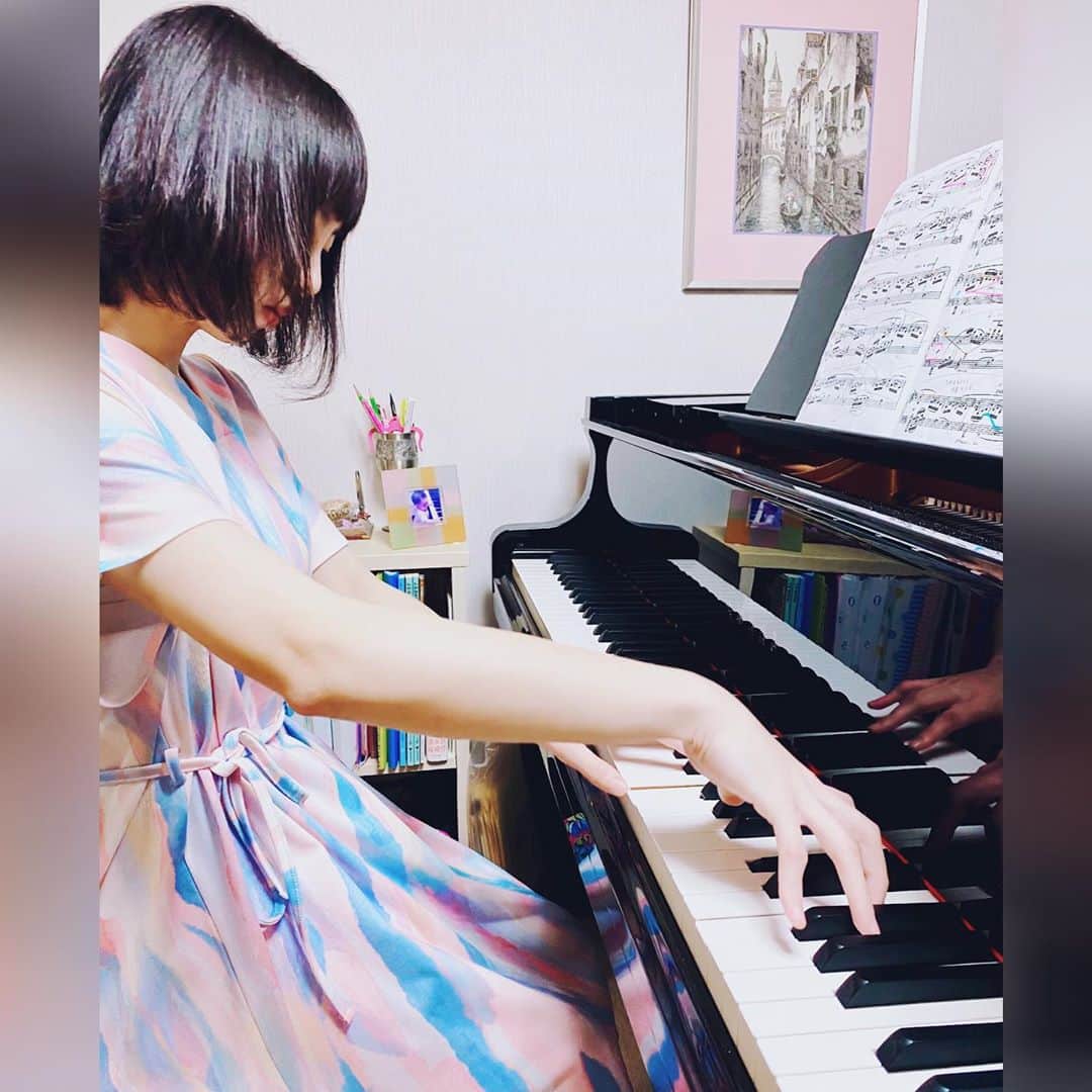 花田優里音さんのインスタグラム写真 花田優里音instagram 今日のピアノ 2枚目は 上からアングル 演奏動画 プーランク の メランコリー って曲です やっと譜読み最後までいった 好きな感じ ここから大事に表現つけていって この曲レパートリーにしたい
