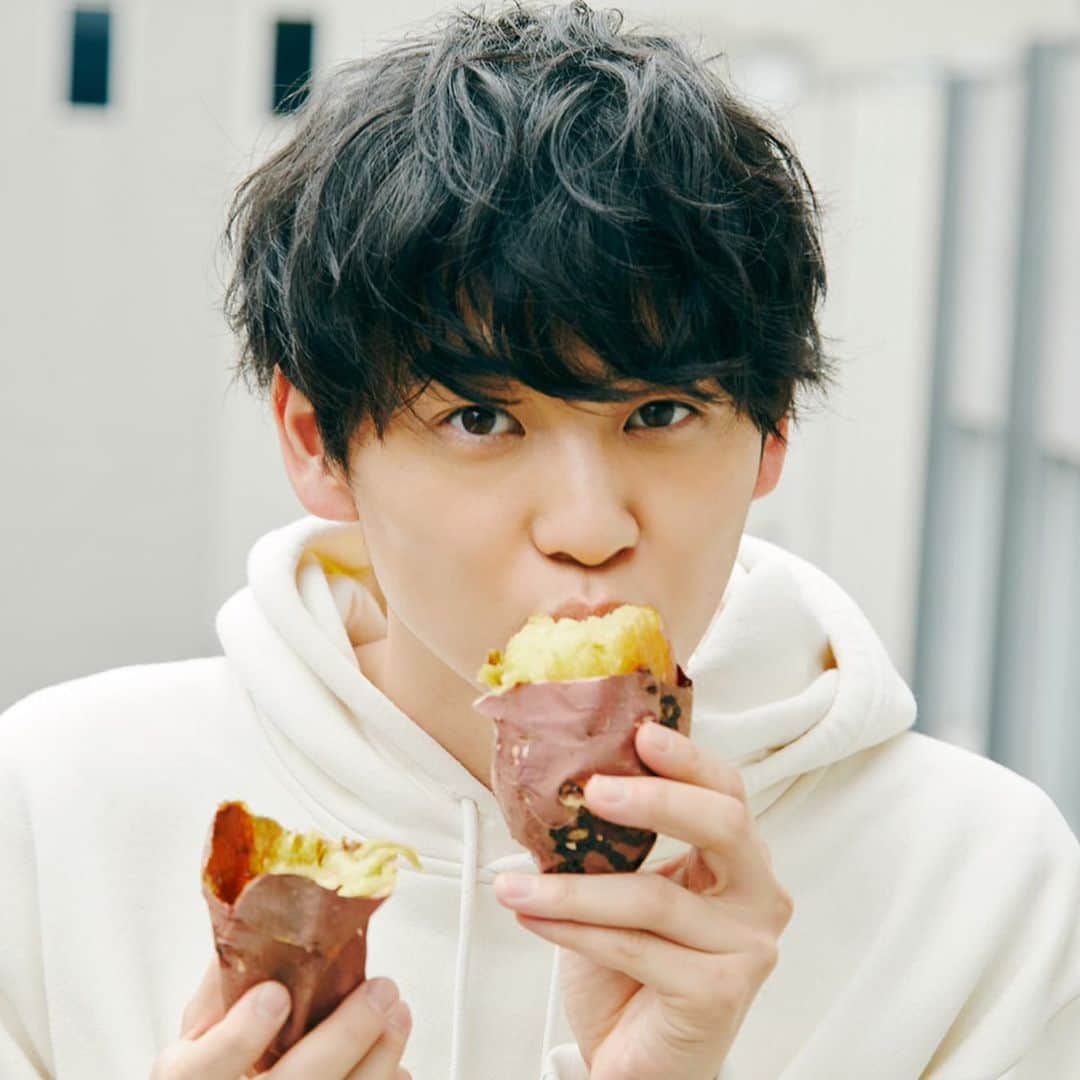 鈴木志遠のインスタグラム：「今発売されているmini6月号の「ほおばり男子」で焼き芋を食べているので是非みてください🍠  焼き芋って秋でしたっけ🍠」