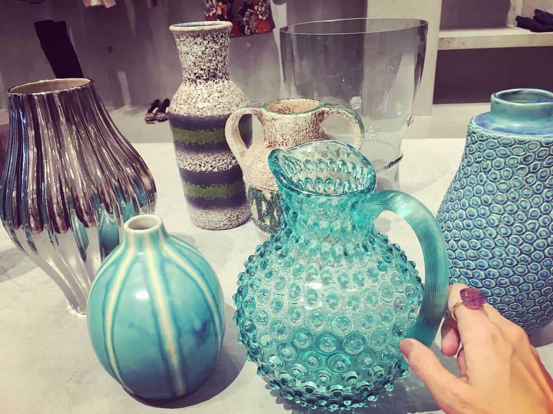 神崎恵さんのインスタグラム写真 神崎恵instagram ターコイズブルーの花器にうっとり