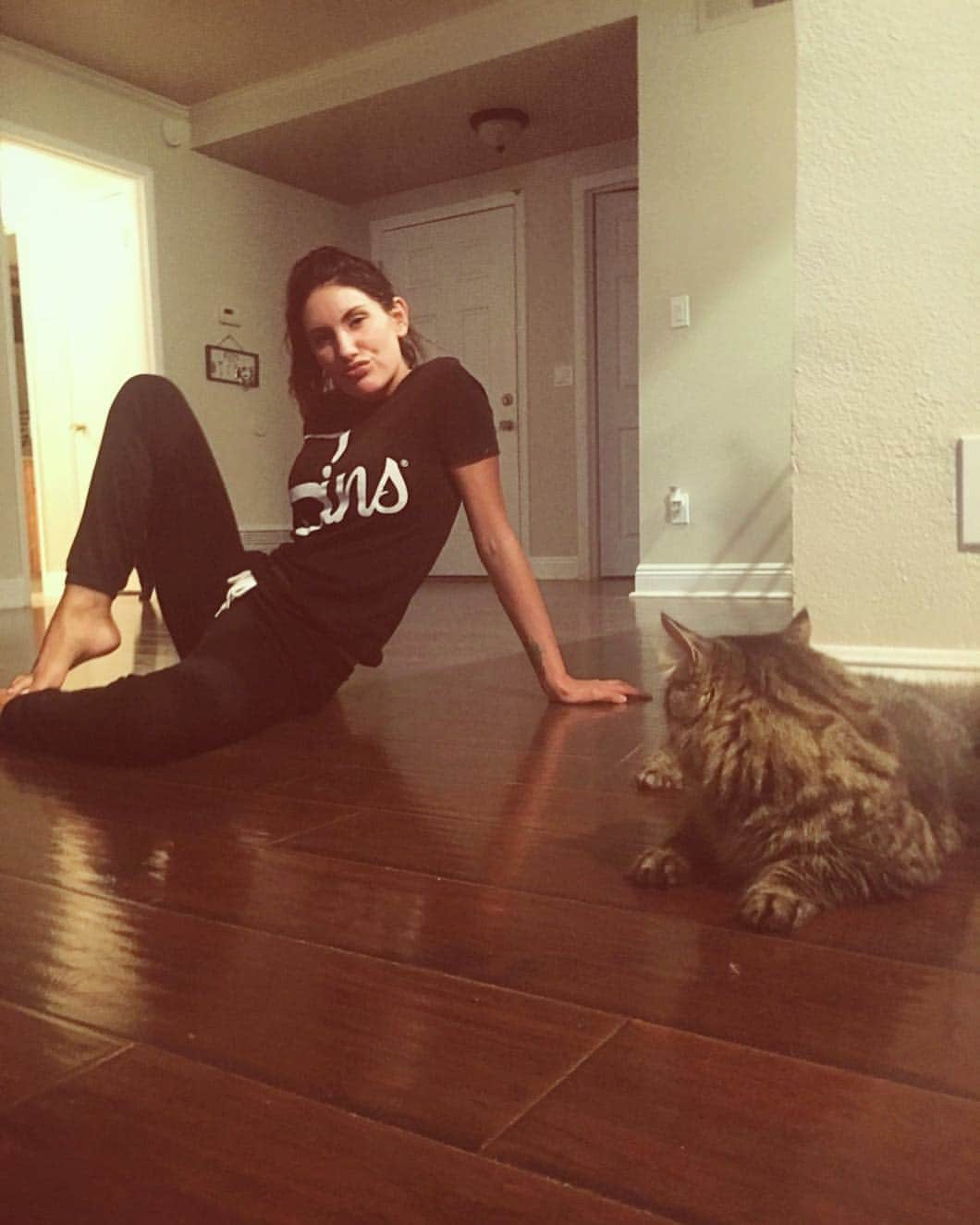 August Amesのインスタグラム：「being a gross kid with #KevintheCat in my NEWWWW @shopsinslife @coyotelovesyou  SHIRT😻❤️👅🖤 playing and hanging out wivvvv @emmahixofficial 😘😘😘」