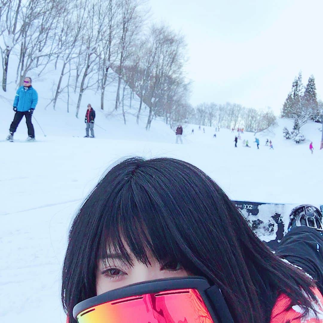 るるぴ（ららぴ ＆ るるぴ）さんのインスタグラム写真 - (るるぴ（ららぴ ＆ るるぴ）Instagram)「スノボー❄ 膝がアザだらけ〜転びまくって痛かったけどもっかい行きたいと思うるるはドMなのかもしれない。  #スノボー #新潟 #リフトこわい #雪」2月25日 1時26分 - rurupi0106
