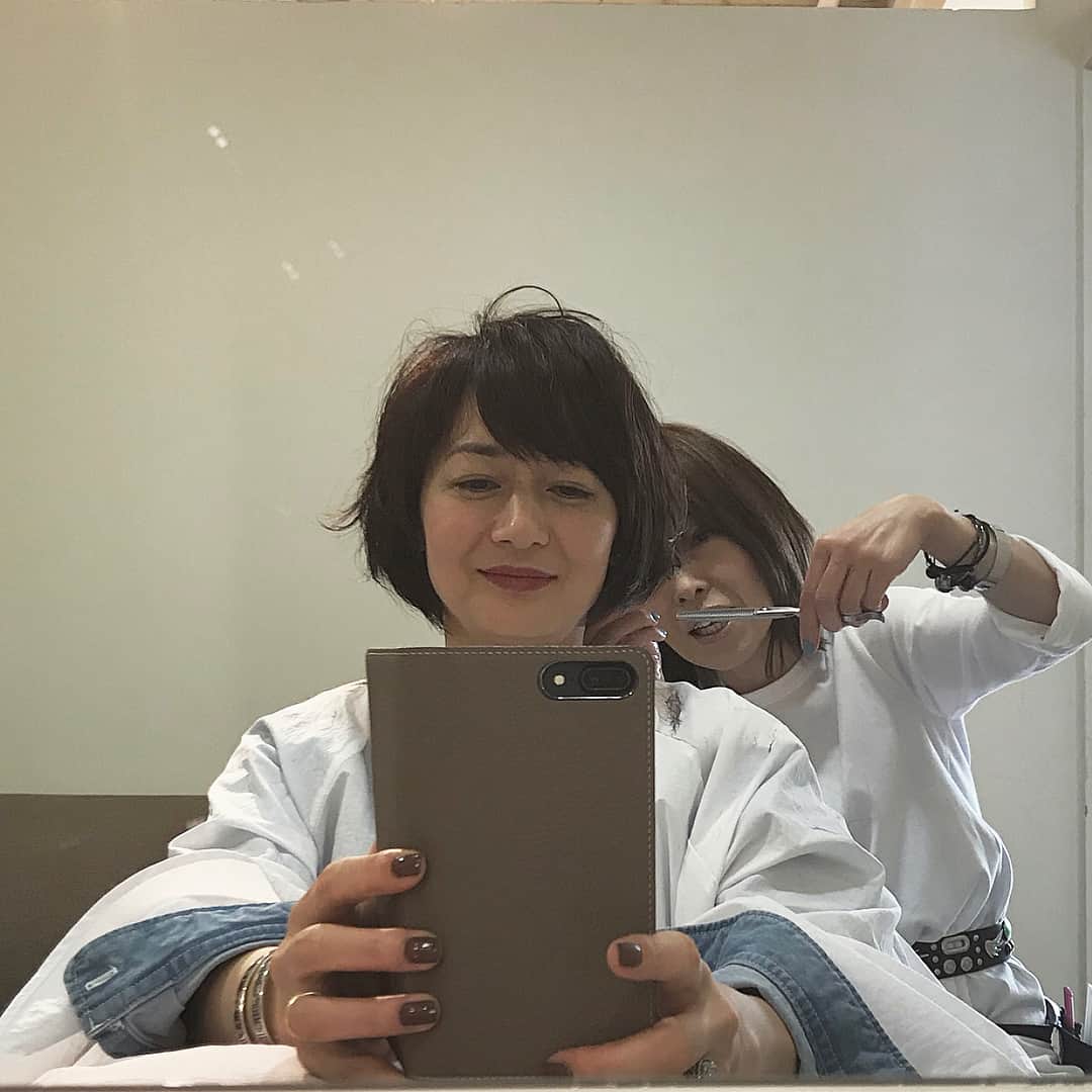 富岡佳子さんのインスタグラム写真 富岡佳子instagram 髪も少し伸びボブに近づいてきたので 長めバング 前髪作りました Stylist Miki Yarita スワイプしてみてくださいね 4枚目は切る前の長めバングです ちょっとオカルトっぽい写真になってしまいましたが 5