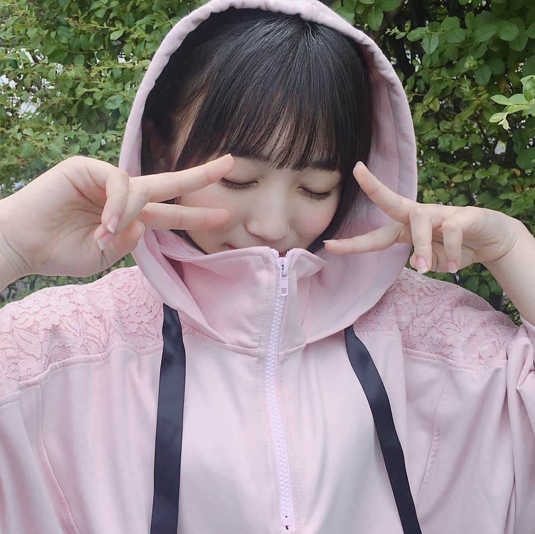 矢吹奈子のインスタグラム：「☔️🐌 ・ ・ 今日から梅雨入りだってー(._.) ・ #パーカー#フード #pink」