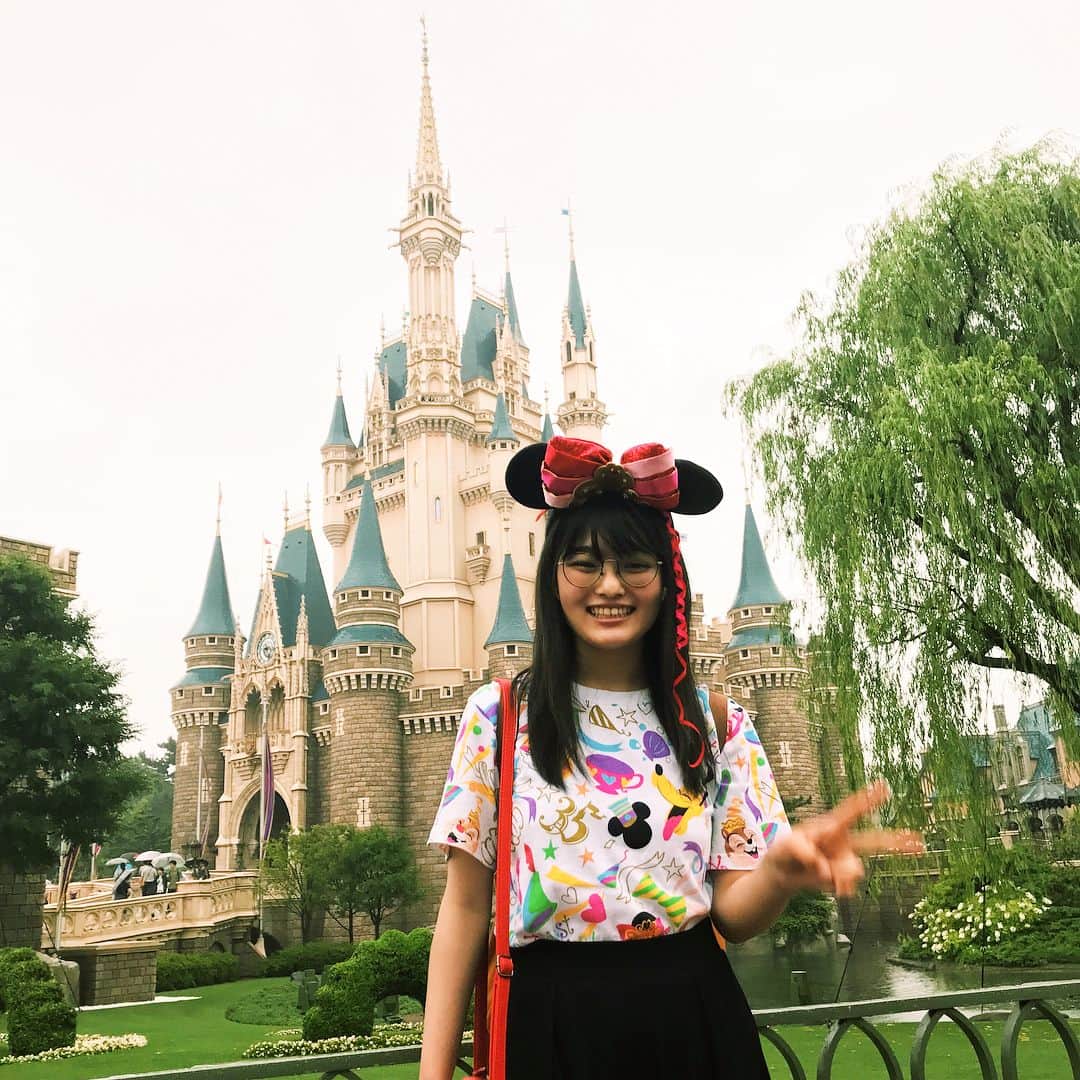井上咲楽さんのインスタグラム写真 井上咲楽instagram ツートンカラー上田さんの手にかかれば100倍楽しく見られるシンデレラ城 本当にすごい ディズニー ディズニーランド 35周年ディズニー 35周年tシャツ Disney Disneyland