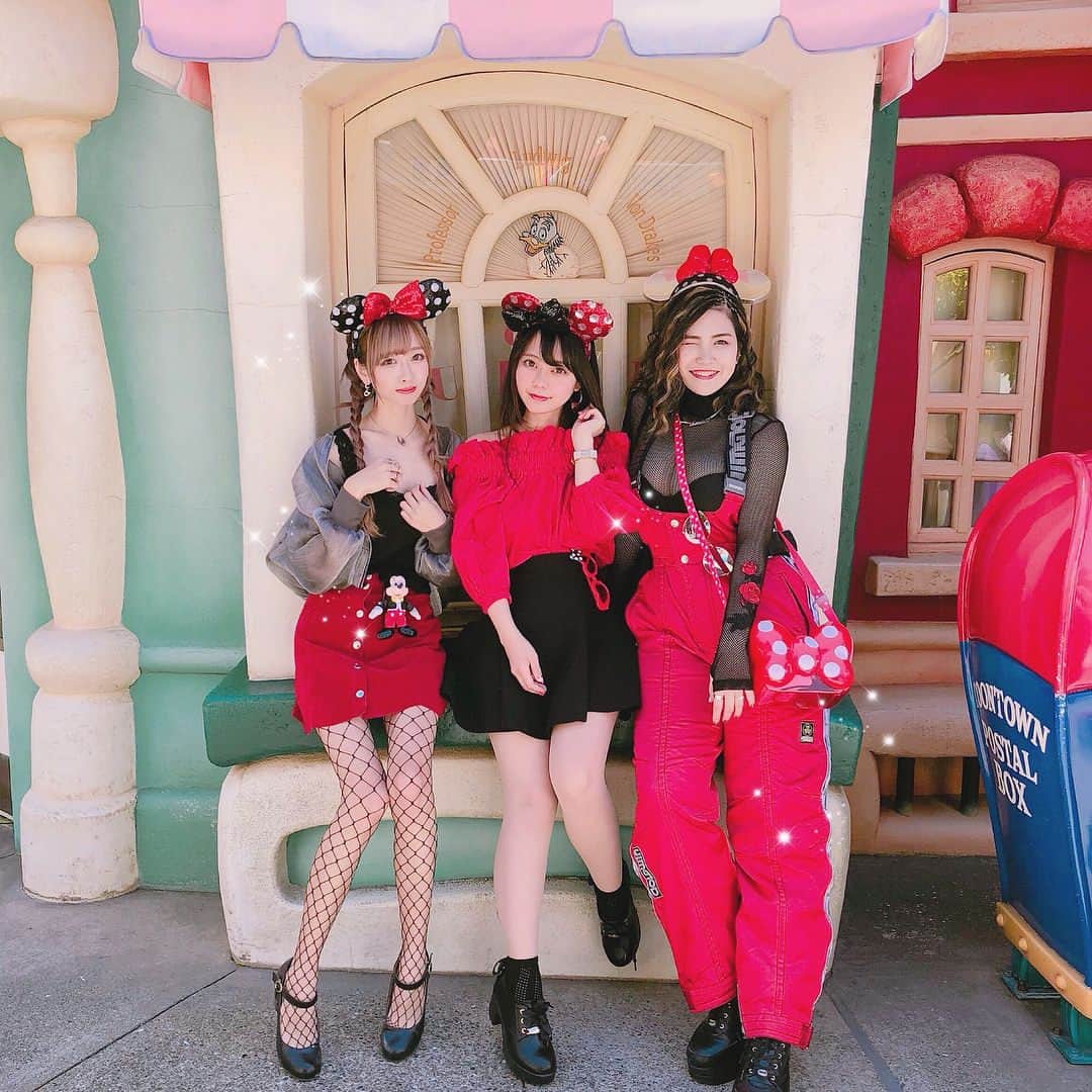 さきぼんさんのインスタグラム写真 さきぼんinstagram 海外のカチューシャに合わせて赤黒シルバーコーデしたよ Tokyodisneyresort Disney ディズニー Disneyland ディズニーランド 35周年 Pink 双子 双子 コーデ 三つ子ディズニー Shelliemay