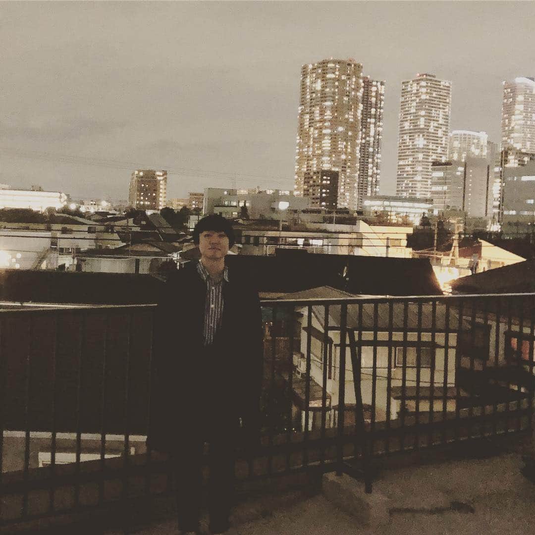 堀駿平（おミルク）さんのインスタグラム写真 - (堀駿平（おミルク）Instagram)「ロングコートを着ていくとほとんどの芸人からオシャレだね、と言ってもらえます。 #musashikosugi #rooftop #omilk #longcoat #夜 #暗」10月23日 23時31分 - riho_payshun