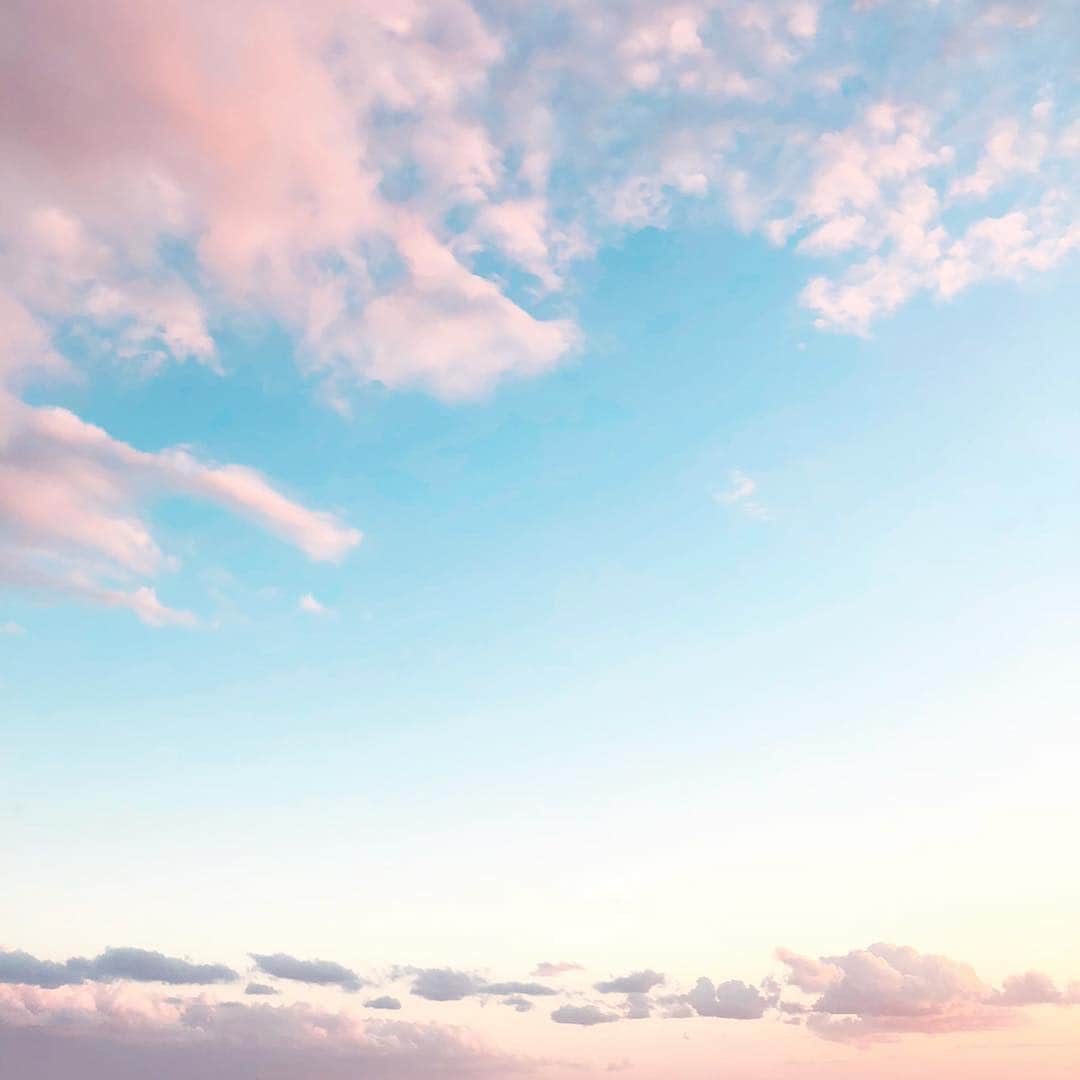 桃華絵里さんのインスタグラム写真 桃華絵里instagram 近頃 よく見かけるピンク色の雲 かわいいな 空は すぐに形も色も変わるから その瞬間の景色を 目に焼き付けながら 肩の力を抜いて大きく深呼吸 今日も良い一日に仕上がりそう