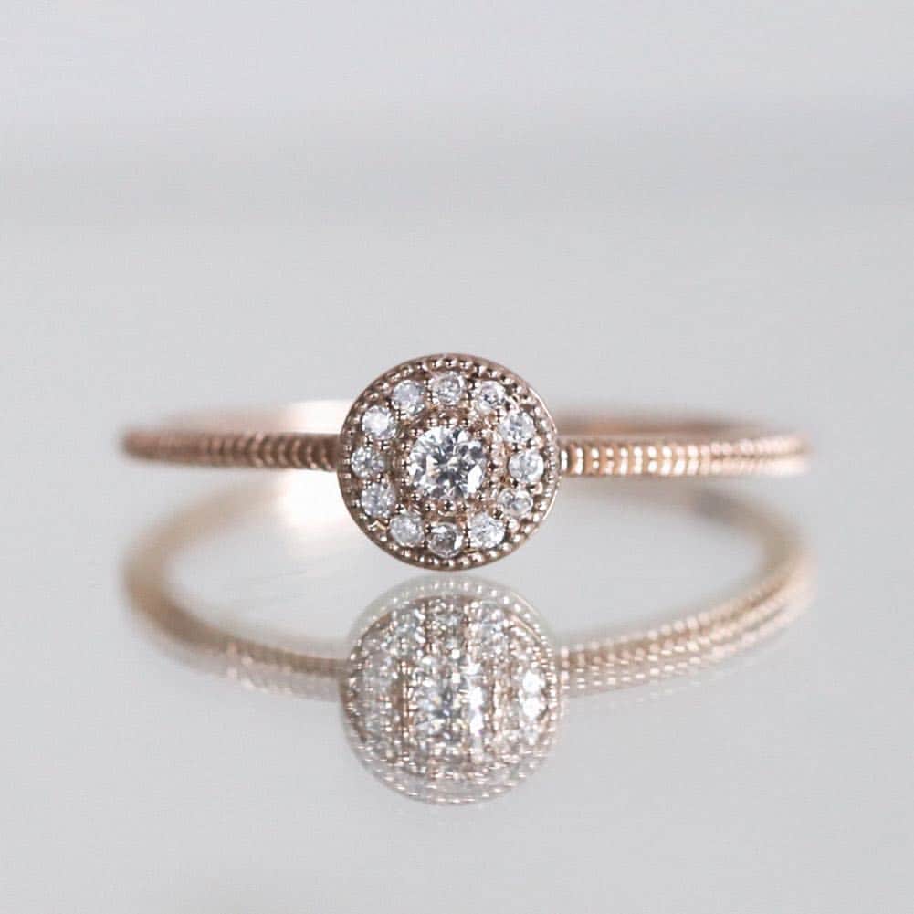 SIENAさんのインスタグラム写真 - (SIENAInstagram)「人気のロゼチナ素材リングより13粒のダイヤモンドを贅沢にあしらった