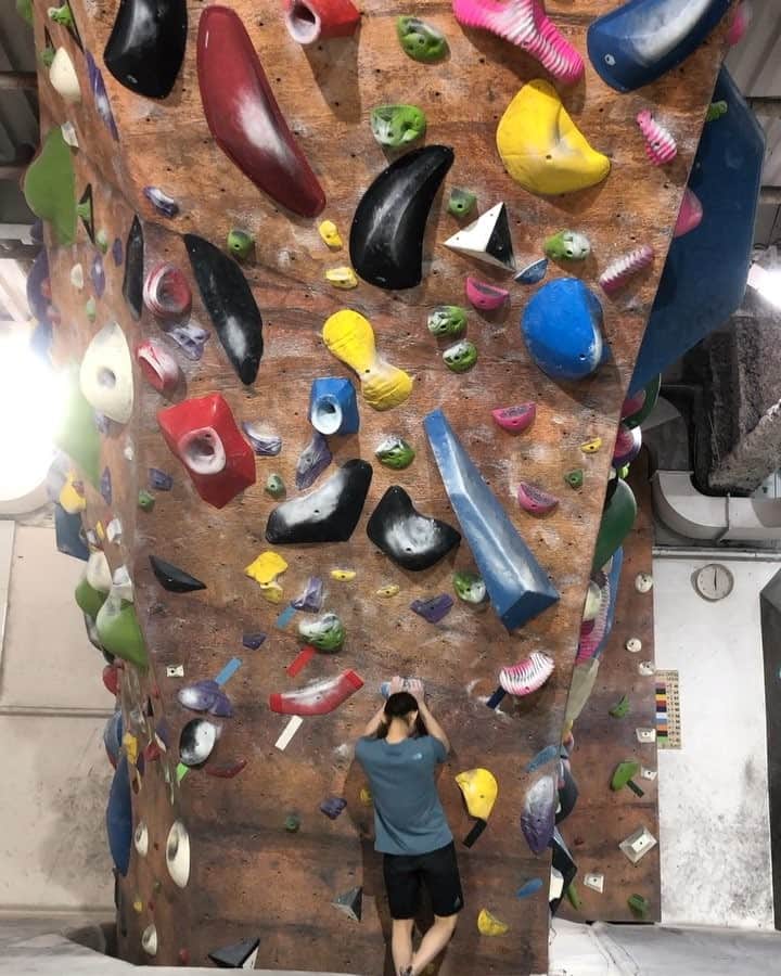 金子桃華のインスタグラム：「・ #climbing #bouldering #荻パン #ゴール前壁持ってしまったけど #ありなのかな #なしだったらごめんなさい！」