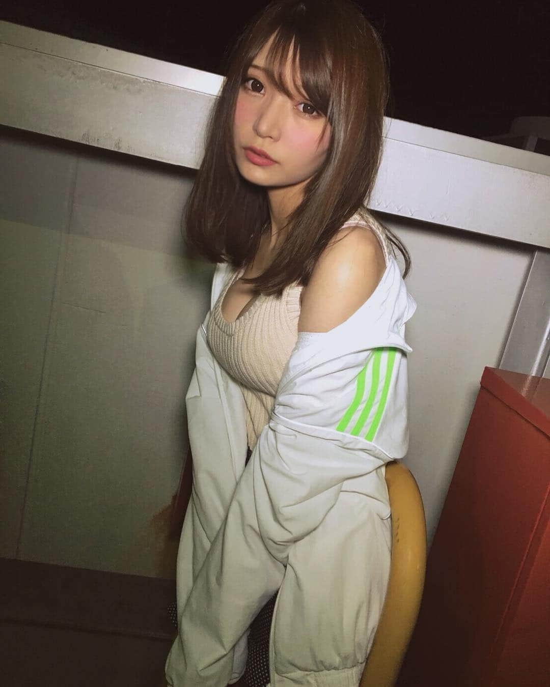 美女図鑑のインスタグラム：「#Repost @uw.sayaka ・・・ . こんばんは。 . 今日はね、 ジムを頑張りました。 . お仕事や学校、 お疲れ様でした🌷🌷 . . #iPhoneカメラ . #インスタグラビア #gosha #adidas #グラビア #ポートレート #ヘアスタイル #似鳥沙也加 #lingerie #instagravure #gravure #portrait #beauty #japanesegirl #japan #style #makeup #cool  #glam #love #girl #hair #hairmake #ビジョ図鑑」