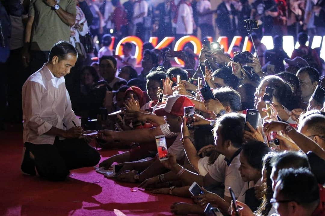 エリック トヒルさんのインスタグラム写真 エリック トヒルinstagram Saya Suka Bingung Melihat Pak Jokowi Energinya Seperti Tidak Pernah Habis Beliau Pernah Bilang Energinya Datang Dari Rakyat Setiap Bertemu Dengan Masyarakat Ngobrol Bareng
