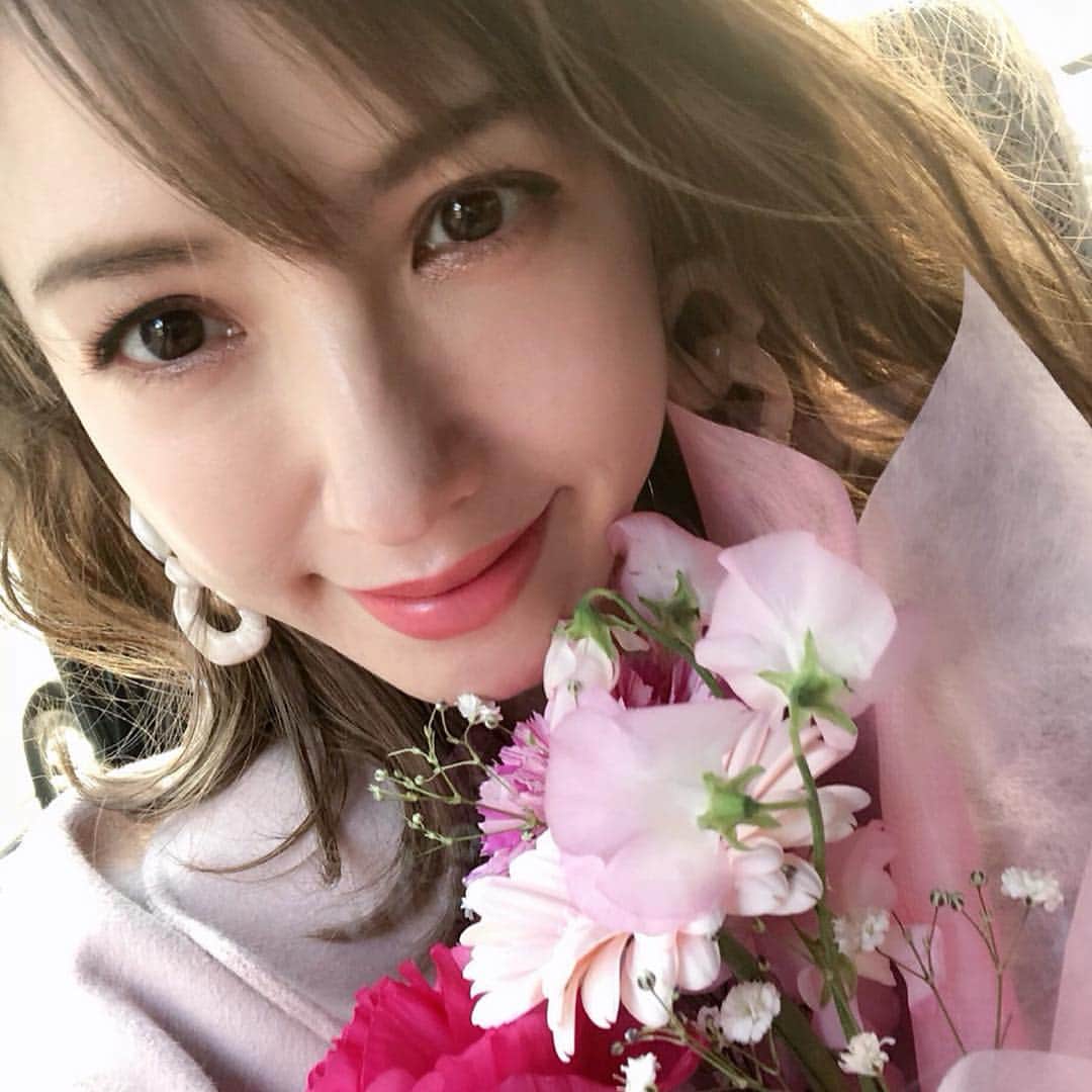 美香さんのインスタグラム写真 - (美香Instagram)「美stの撮影で出会ったヘリオホワイト！ 先日大阪に向かう際も、窓からの日差しが気
