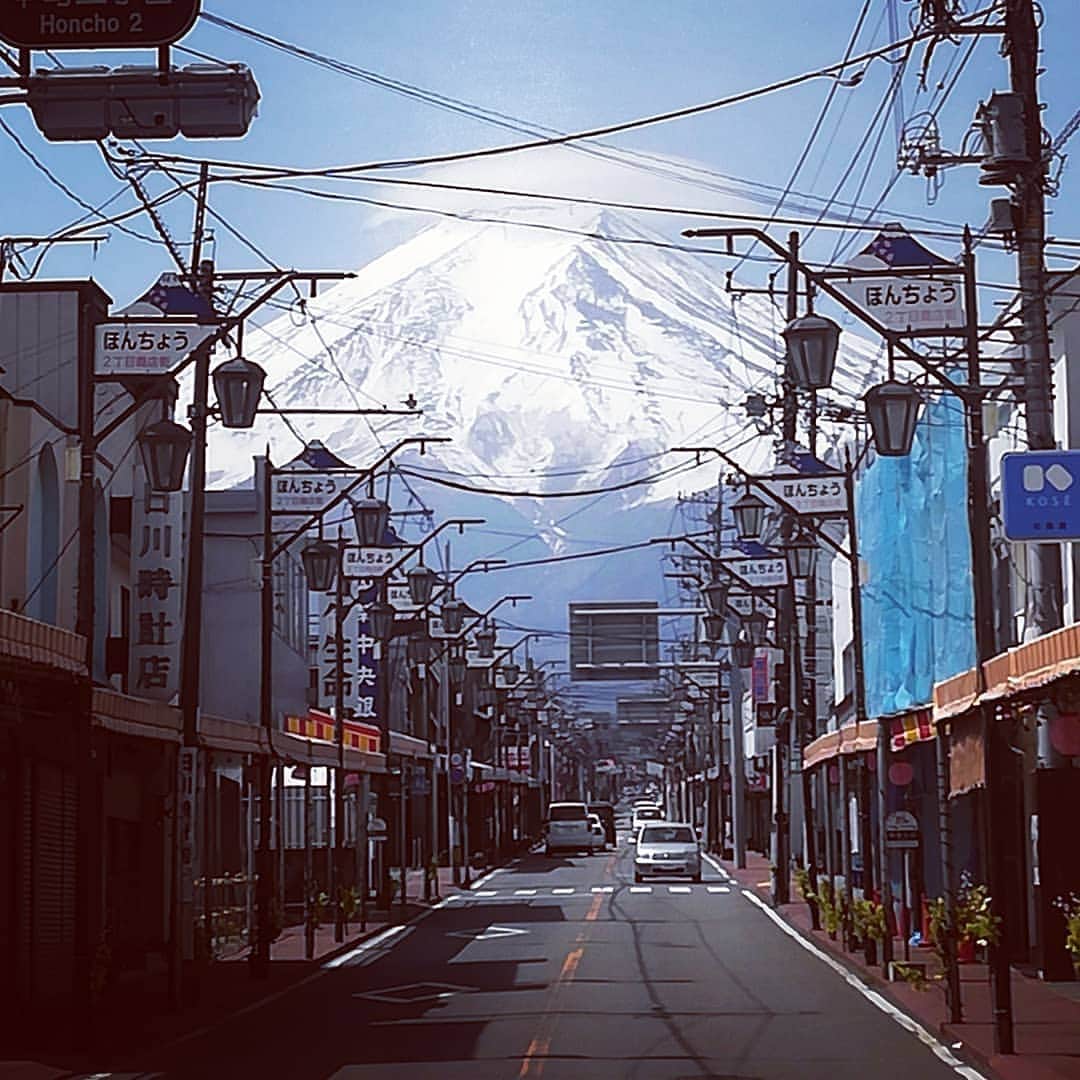 桑原淳のインスタグラム：「This is a  tourist hotspot to take photos like this in Fujiyoshida, Japan. Fujisan street.  Instagram⇩ @fujisanstreet  富士吉田市...いや日本の新観光名所【富士山ストリート】  #fuji #fujisan #fujiyoshida #fujisanstreet #fujiyama #mtfuji #mountfuji #富士山 #富士吉田市 #下吉田 #富士山🗻 #フジヤマ #ふじやま #富士山ストリート」