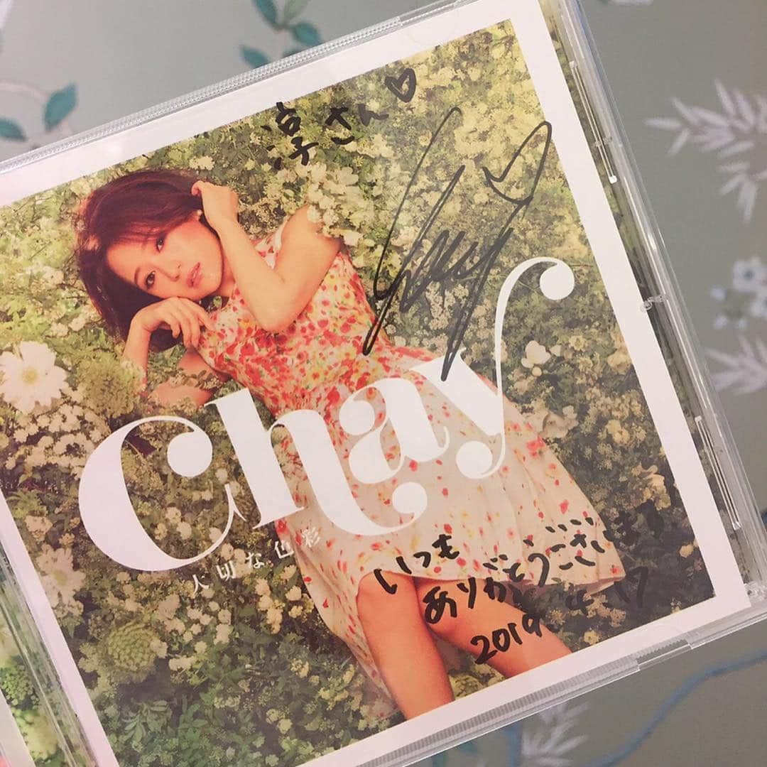 小川淳子のインスタグラム：「大好きなChayちゃんから新曲のCDを頂きました😍💗💗💗一足早く聴かせて頂きましたが、本当に素敵でお気に入りの一曲に💋💋フォトブックではChestyのお洋服をとっても綺麗に着用してくれています🌸✨いつも可愛くて優しいChayちゃんの大ファンです☺️💕💕💕いつもありがとう❤️❤️」