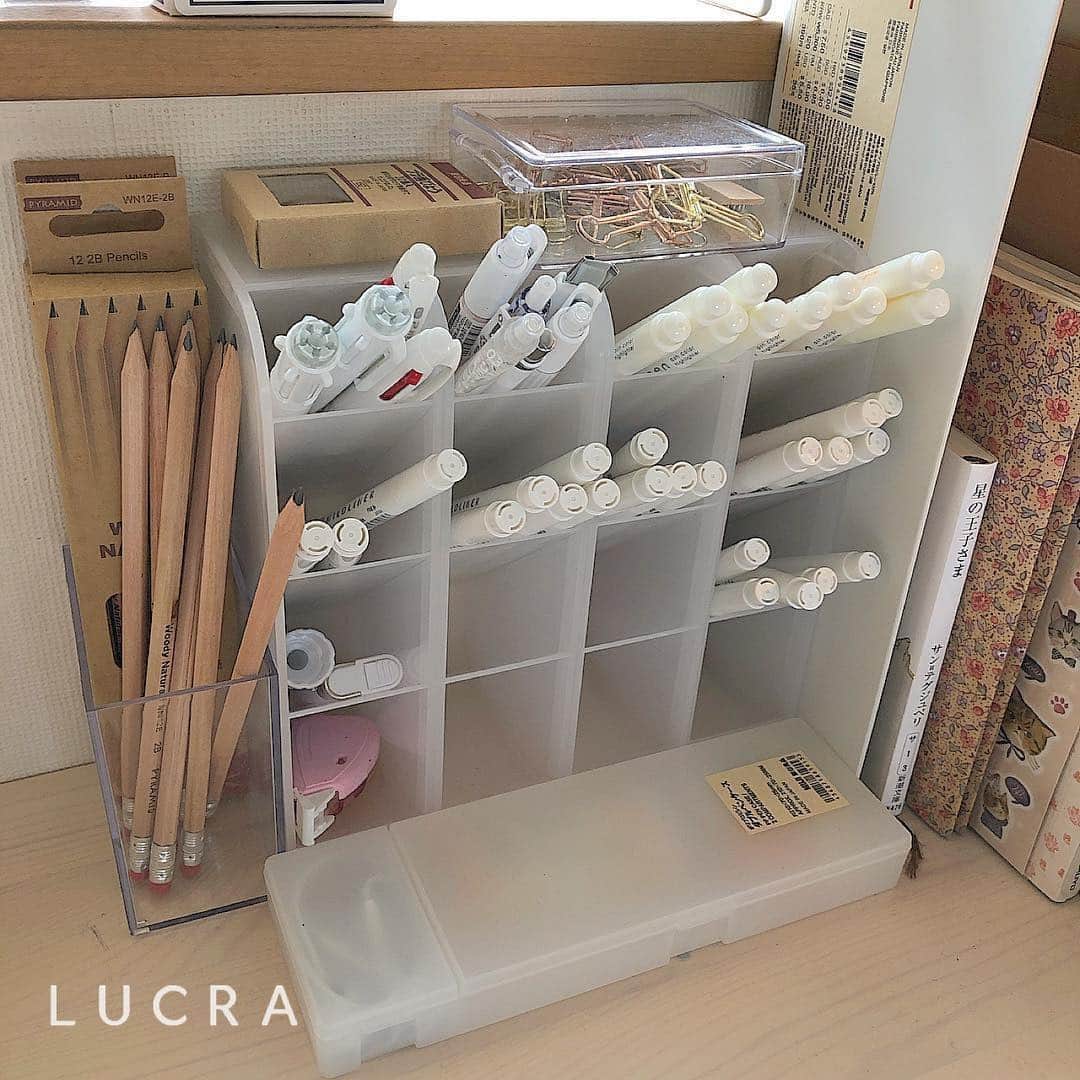 Lucra ルクラ さんのインスタグラム写真 Lucra ルクラ Instagram ダイソーのペン立てで机周りをすっきり ㅤㅤㅤ ayuri さんの投稿は整理整頓やインテリアが参考になるので チェックしてみてくださいね ㅤㅤㅤ ㅤㅤㅤ Photo By ayuri ㅤㅤㅤ ㅤ