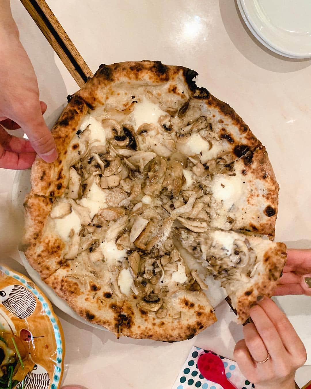 石井詩織のインスタグラム：「今回の関西旅行で訪れたおすすめのお店 神戸編🌈 ﻿ ピッツエリア アズーリのピザ🍕（1.2.3枚目）﻿ 萌ちゃんは呪文のようにこのピザの名前を覚えていました。このピザ想像しただけでお腹空く。﻿ ﻿ まる福の焼肉🥩（4.5枚目）﻿ 神戸牛の焼肉！ほんとにほんとに美味しい！私はホルモンが苦手なのですが、ここでは食べれました！お腹いっぱいだねーなんて言いながら訪れたのに、嘘みたいに食べた😋﻿ ﻿ casa San Sakaeの子供服🌼（6.7枚目）﻿ 友達の出産祝いに、ステキなお洋服を探していましたが、ここでぴったりなものに出会いました！﻿ Amaia Kid's というロンドン発のブランドで、キャサリン妃一番のお気に入りブランドだそう♪日本での取り扱いはここだけのようです！﻿ ﻿ 大栄の鉄板焼き🍖﻿ お肉ばかりですが、ここも都倉家のお気に入りで神戸牛に少し苦い思い出のある私たち（話すと長くなります）をずっと連れていきたいと言ってくれていた場所。神戸牛のうにぎりも鉄板焼きも絶品でした！﻿ フルーツ大好きなお父さんが厳選したフルーツも魅力的です（この日は宮崎のマンゴーでした）﻿ ﻿ ﻿ あとは定番中の定番ですがダニエルのカヌレも美味しかった･･･私はカカオといちじくくるみとプレーンが好きかなあ🥰﻿ ﻿ #神戸旅行 #旅ログ #kobe」