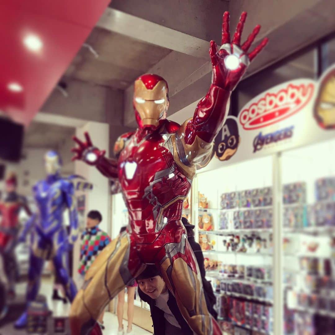 堀駿平（おミルク）さんのインスタグラム写真 - (堀駿平（おミルク）Instagram)「昨日、昼寄席終わりでアイアンマンに参拝してきました。 来て欲しいライブいっぱい。 #アイアンマン #アベンジャーズ #おミルク #ironman #marvel #shop #avengers #endgame #harajuku #omilk #shimokitazawa #live #comedy」6月12日 13時34分 - riho_payshun