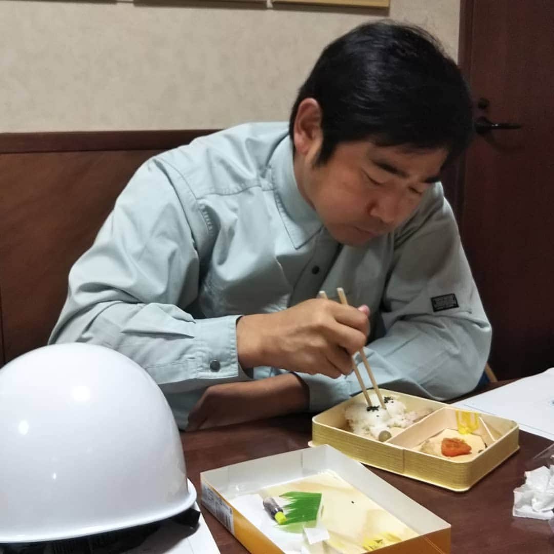 神田伸一郎（ハマカーン）のインスタグラム：「ロケの合間、お弁当食べてるときの。#ハマカーン#ゲスおじさん#汗男#最強伝説黒沢#労働者」
