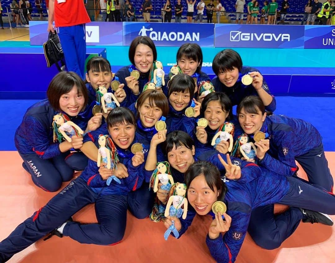 及川真夢のインスタグラム：「関わってくださった方々、応援してくださった方々、本当にありがとうございました✨ 最高なメンバーと最高なスタッフに恵まれて戦えたことは本当に幸せです！！ #Universiade2019 #ユニバーシアード #Napoli 🇮🇹 #FISU #volleyball #teamJapan #🇯🇵 #🥉 #cohesion JAPAN . . 何年か前までは、自分が日の丸つけて大会に出て、そしてメダルを取ることが出来るなんて思ってもなかった〜😂 大学生の代表として世界と戦えて、コートに立てて、こんなにも素晴らしい貴重な経験が出来たのも、青山学院大学バレーボール部をはじめ、自分を支えてくださっている方々のおかげです😊本当にありがとうございます！！！ . この経験を活かして、これからも頑張っていきます！まだまだ通過点。次の目標に向かって！！！ 感謝の気持ちを忘れずに！！ これからも応援よろしくお願いします☺️ . . . #青山学院大学 #女子バレー」