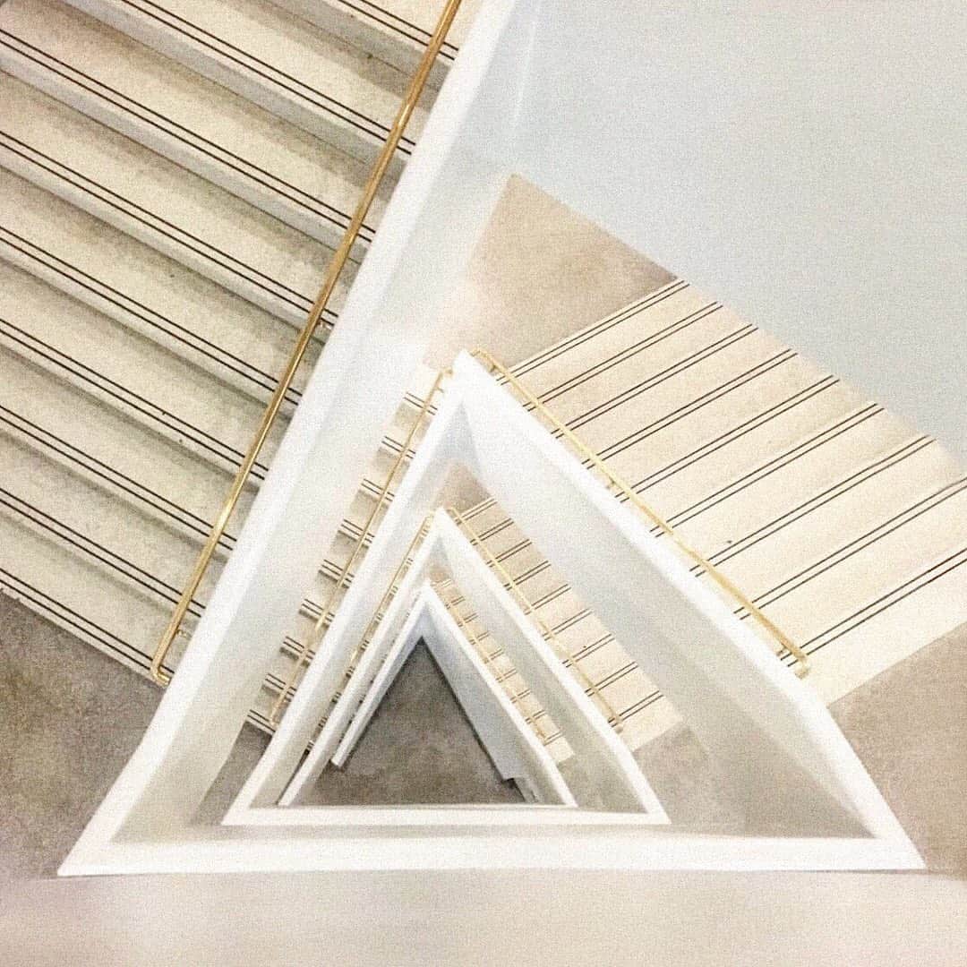 Cynthia Sakaiのインスタグラム：「​​It’s always worth pausing to take in the stairs at the New York @guggenheim. An incredible attention-to-detail manifested in architecture.」