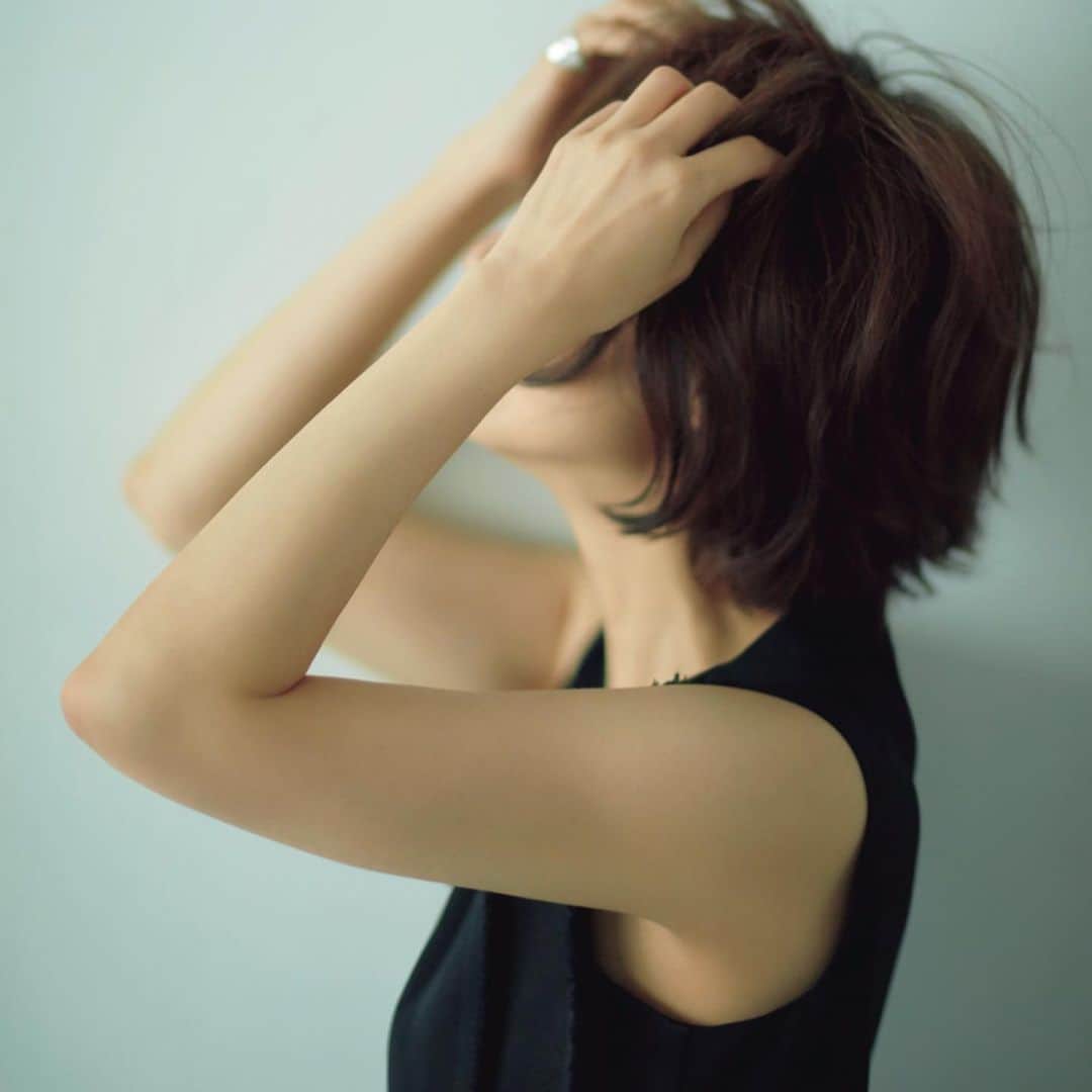 富岡佳子さんのインスタグラム写真 富岡佳子instagram エクラ8月号 撮影時のヘアスタイルだった前下がりのレイヤーボブから今後は肩近くまで久しぶりに髪を伸ばしてみようがと妄想しています 途中で挫折するかもですが 最近では前髪が口元まで伸びました 額を出