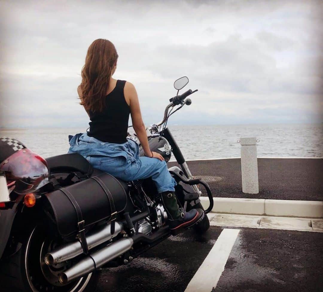 渡瀬茜さんのインスタグラム写真 渡瀬茜instagram バイクで広いすいてる道ぶっ飛ばしたい気分 バイク バイク女子 後ろ姿 バックショット ハーレー Harleydavidson ハーレー女子 お気にりの写真 海 海岸 愛車 愛車はハーレー バイクのりたい バイク