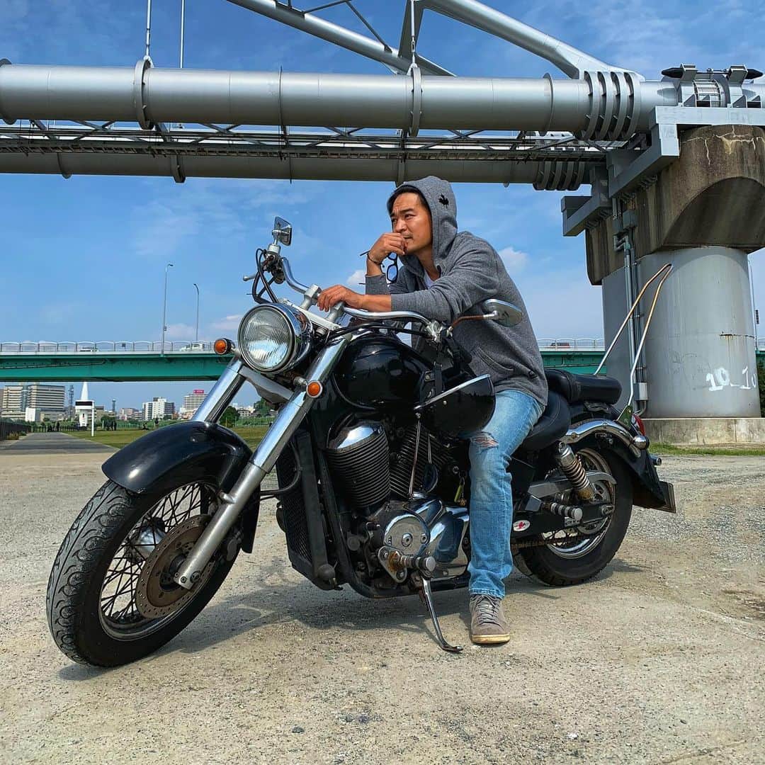三嶋健太さんのインスタグラム写真 三嶋健太instagram ここ最近の投稿で ヤンキーのインスタみたいに なってるけど あ 僕 俳優です 笑 俳優 Actor アメリカンバイク Dragstar Shadow Bike パーカー 日焼け止め フォローして 拡散して