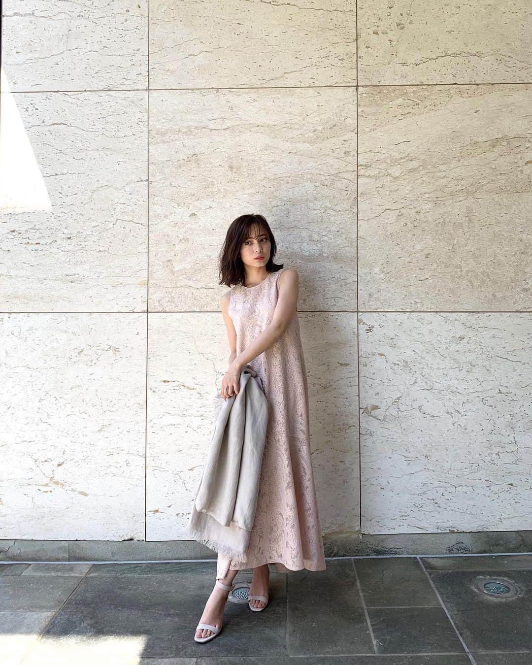 中村麻美さんのインスタグラム写真 - (中村麻美Instagram)「一つ前に投稿したレースイレヘムワンピース🍃﻿ ﻿ ベージュはこちら😌