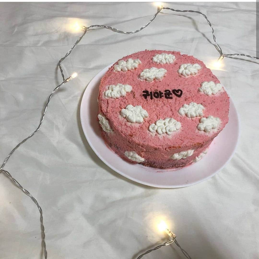 4meee さんのインスタグラム写真 4meee Instagram センイルケーキ 韓国発のセンイルケーキが可愛いと 女の子たちの間ではもう定番に 韓国語で 생일케이크 バースデーケーキ 誕生日ケーキという意味なんです 日本のケーキとはちょっと違っていてシンプル