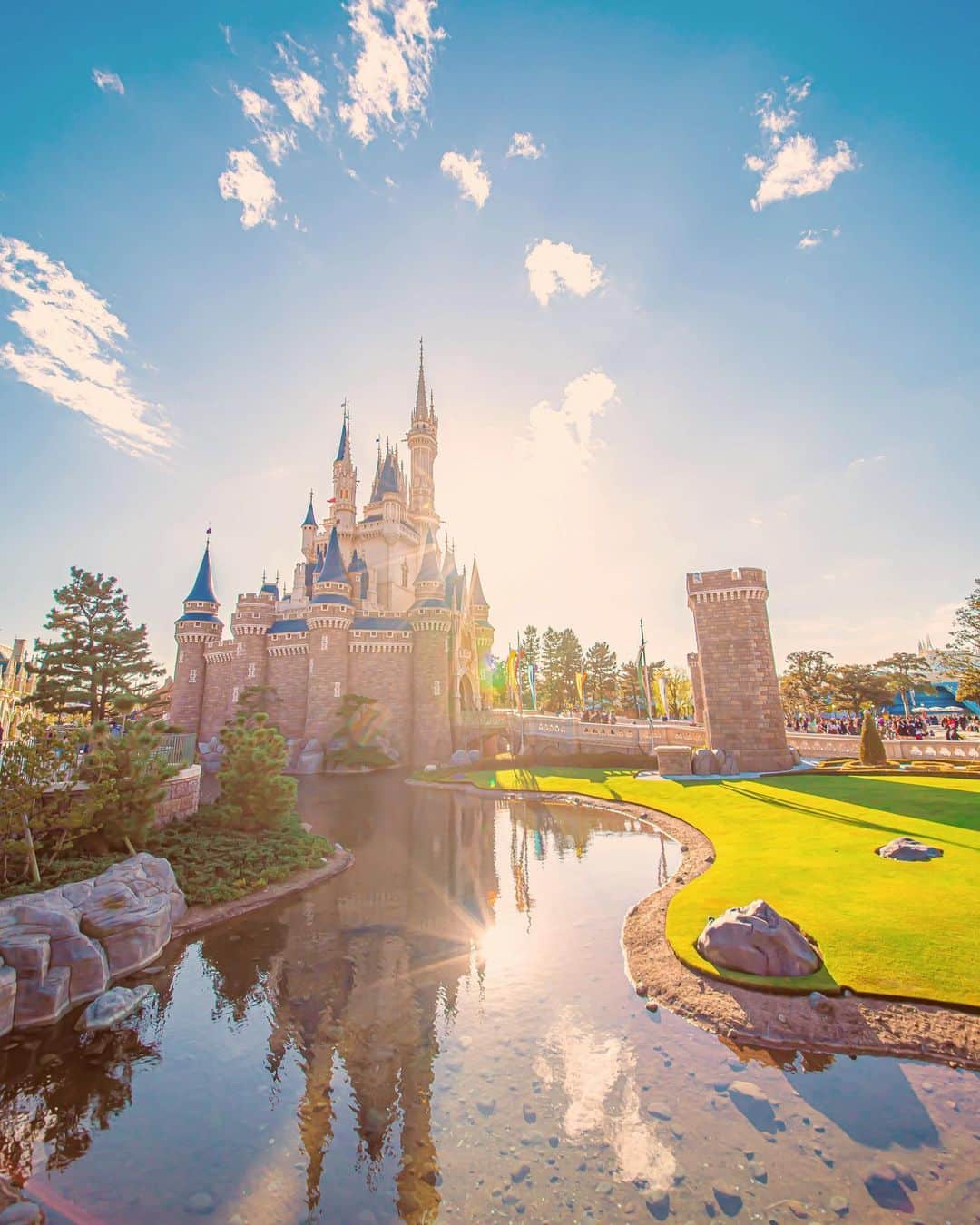 Kahoさんのインスタグラム写真 Kahoinstagram オレンジと青に染まる空に 長く伸びる影 ディズニーランドの夕暮れと ディズニーシーの夕暮れ 早くまたこの景色を見に行きたいなあ Disney Disneyland Tokyodisneyresort Tdr Tdl