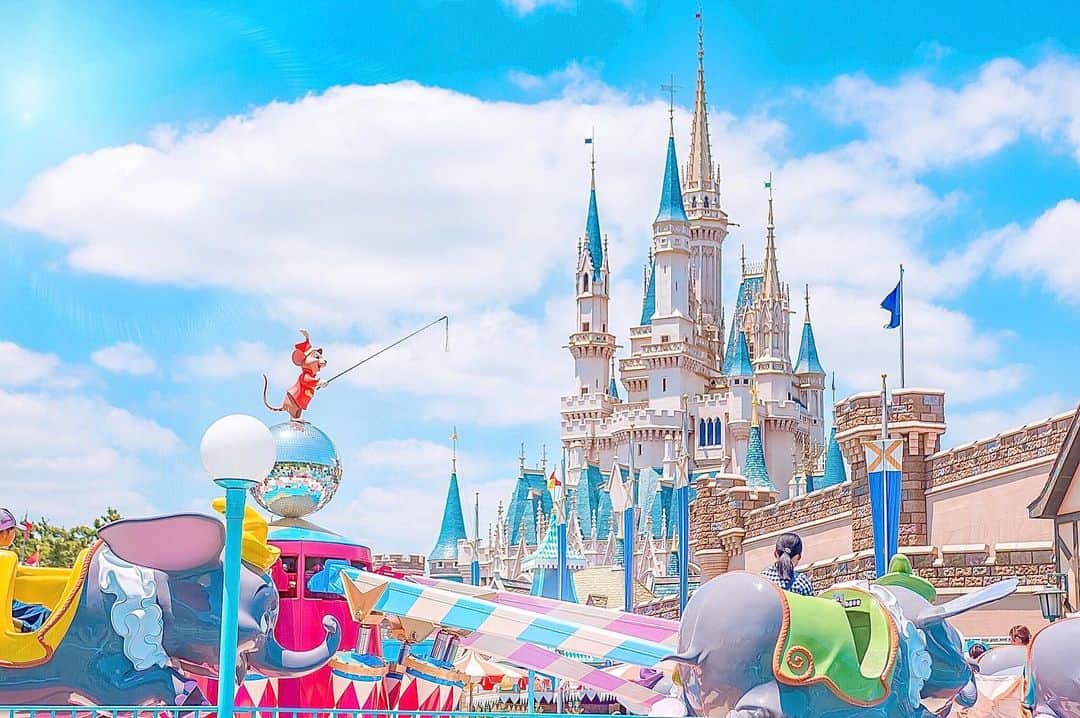Kahoさんのインスタグラム写真 Kahoinstagram 真正面から見るシンデレラ城もいいけど なにか越しに見るシンデレラ城も 絵本の挿し絵みたいで好き 久々にこんな時間まで寝ちゃって のんびりな1日になりそう 笑 Disney Disneyland