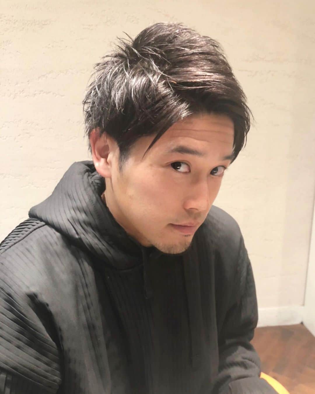 那須久美子さんのインスタグラム写真 那須久美子instagram 内田家の篤人さん 今回は 暑過ぎるからと短く切りました 髪色も黒にしました 私のお客様の未来のサッカー少年のためにサイン書いてくれました お店のポストカードとのコラボ いつも担当