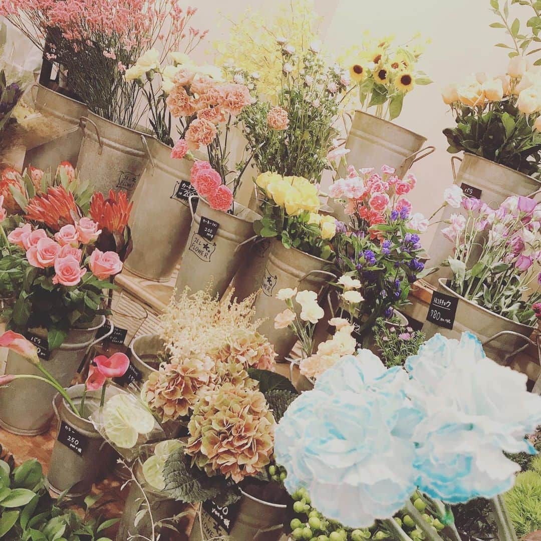 加瀬部駿介（フレンチぶる）のインスタグラム：「#フレンチぶる #横浜のお花屋さん #好きな花を選んで #好きな様にアレンジ #まだ大きいアレンジは作れない #手作り感がある結婚式がしたい」