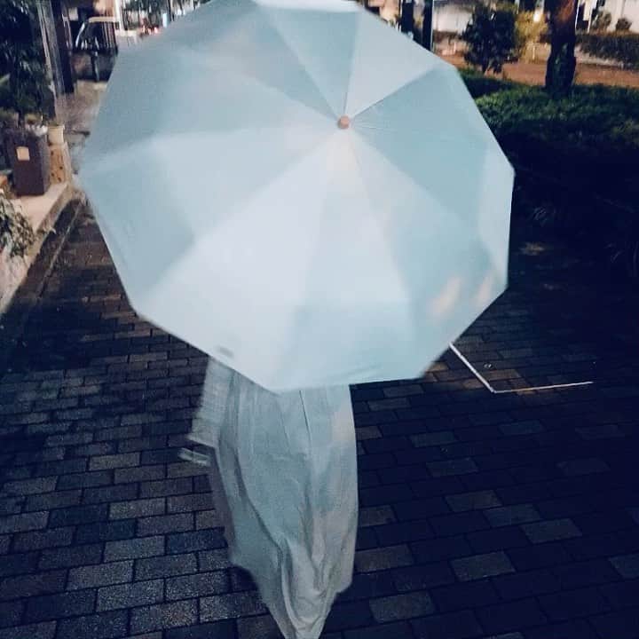 立花繭子*のインスタグラム：「@taiga_press ☔️☂️ 開くとこんな感じ！大きさもちょうどよい〜 . . . . . . . . . . . . . . . . . . . . . . . . . . . . . . . . . .  #solshade #ソルシェード #折り畳み傘 #日傘 #紫外線対策 #晴雨兼用傘 #pr」